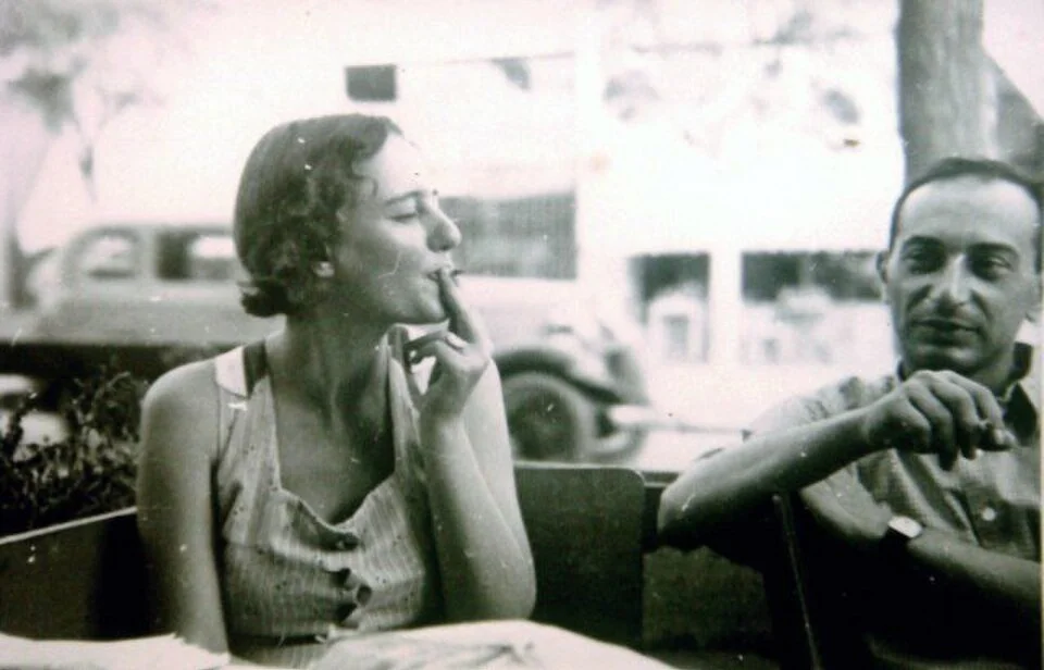 Leah Goldberg und der Schriftsteller Jakob Horowitz in einem Café in Tel Aviv, kurz nach ihrer Einwanderung nach Israel, 1935. 