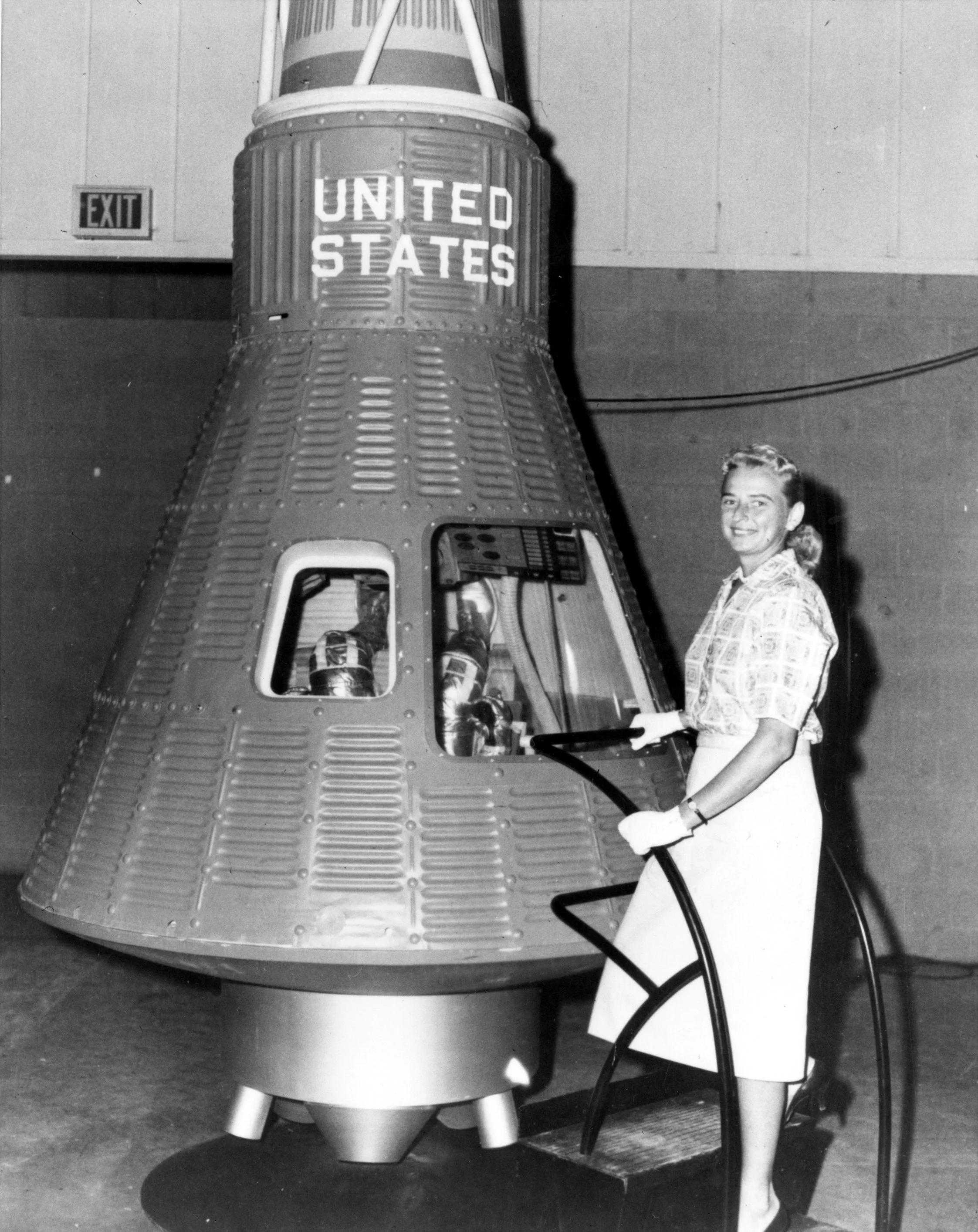 Geraldyn M. Cobb posiert neben einer Mercury Test-Kapsel.