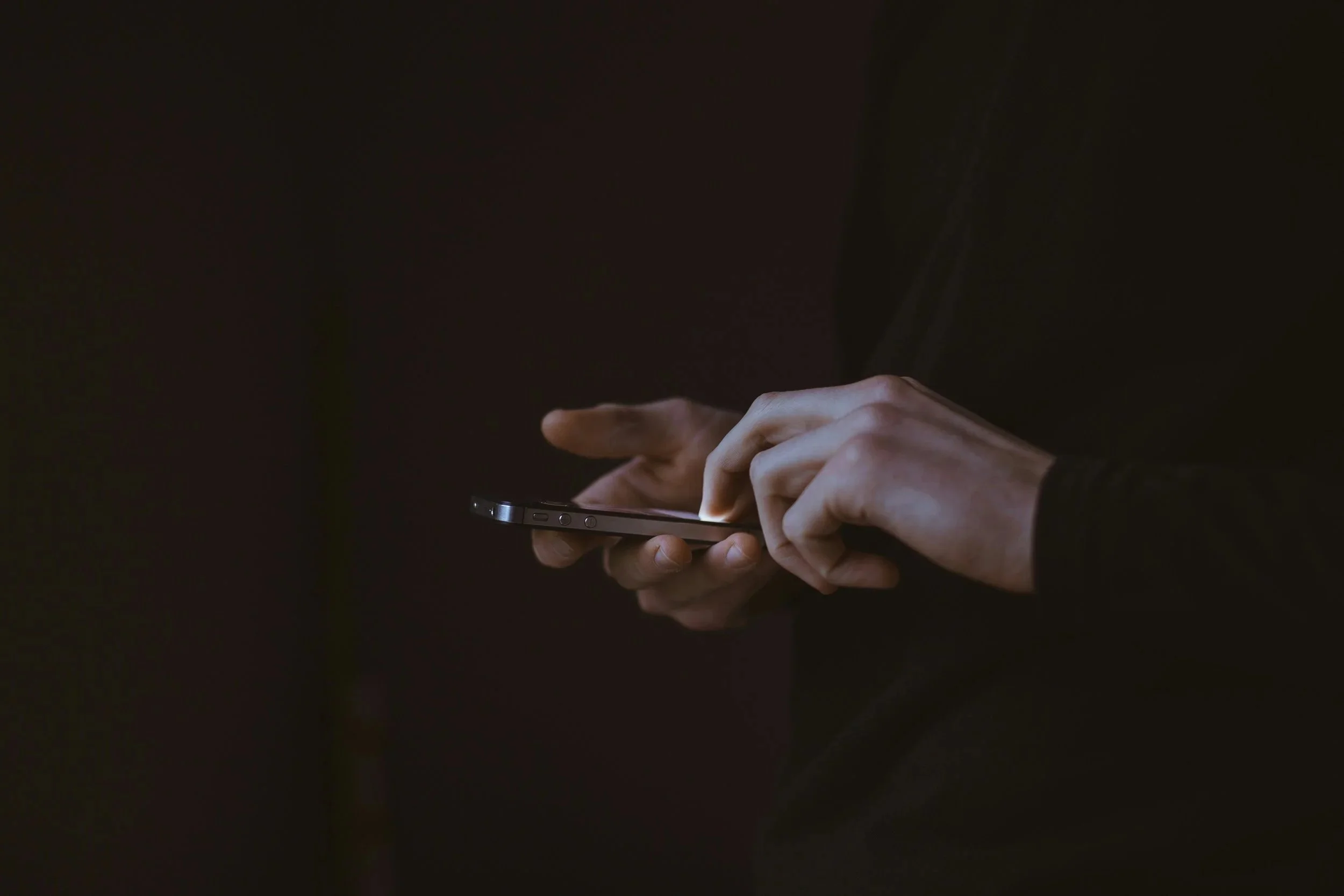 Person swiped auf einem Smartphone.