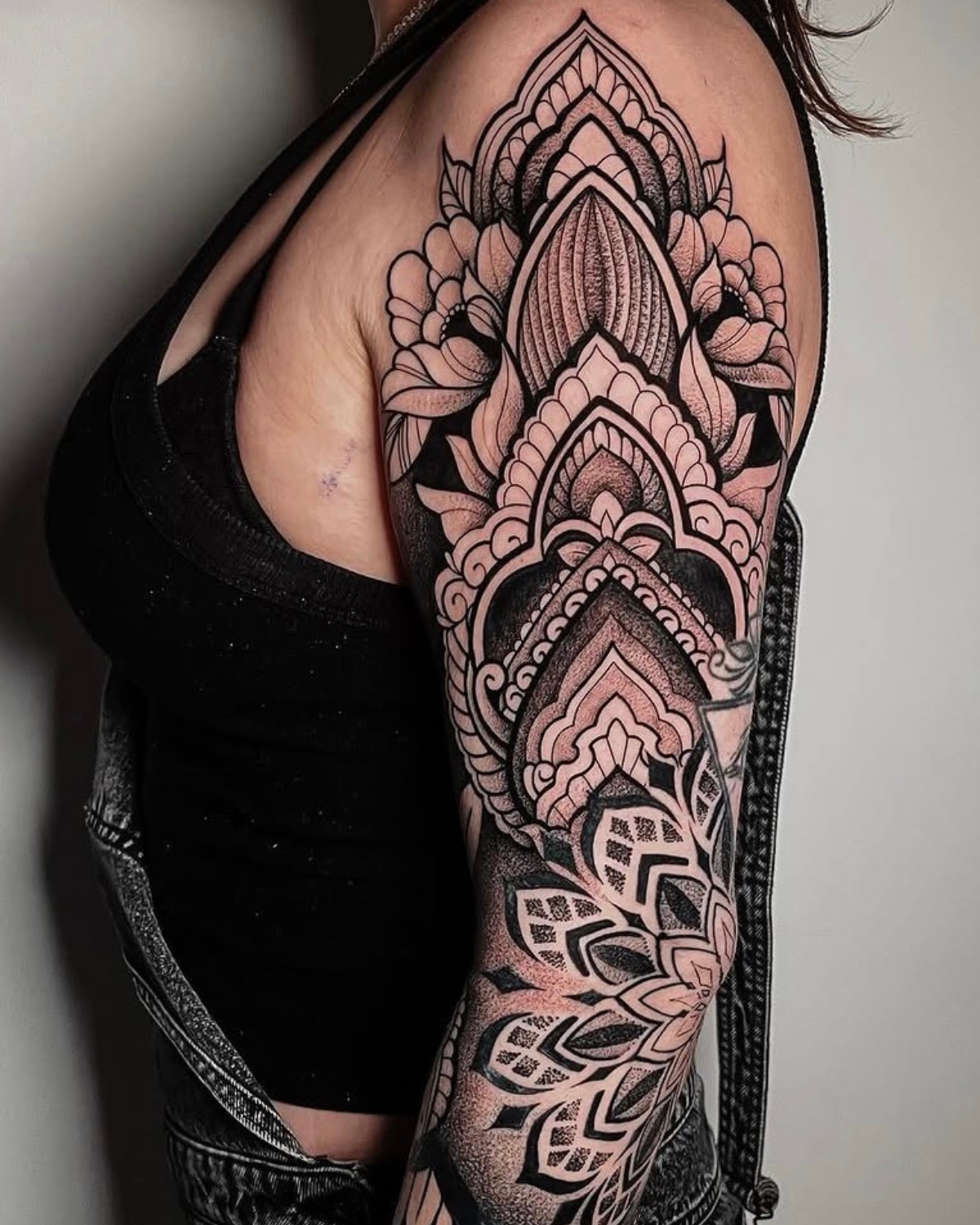 tatuaje ornamental mandala realizado en Purezas Tattoo Gandía