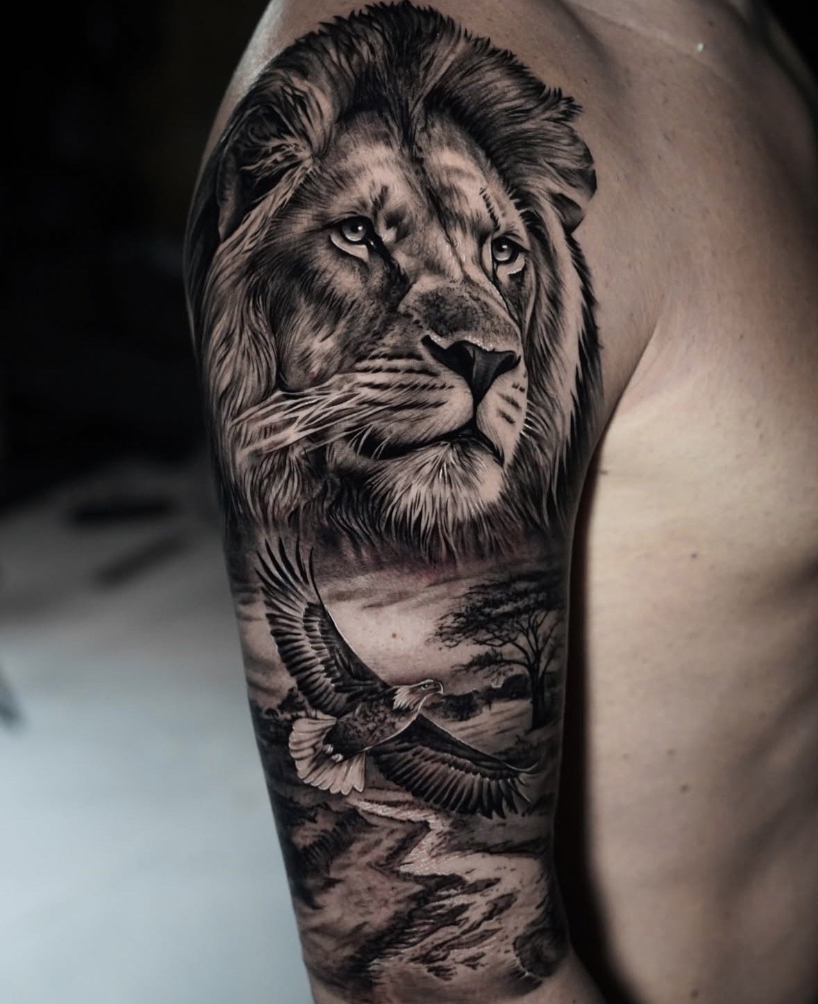 realismo león brazo