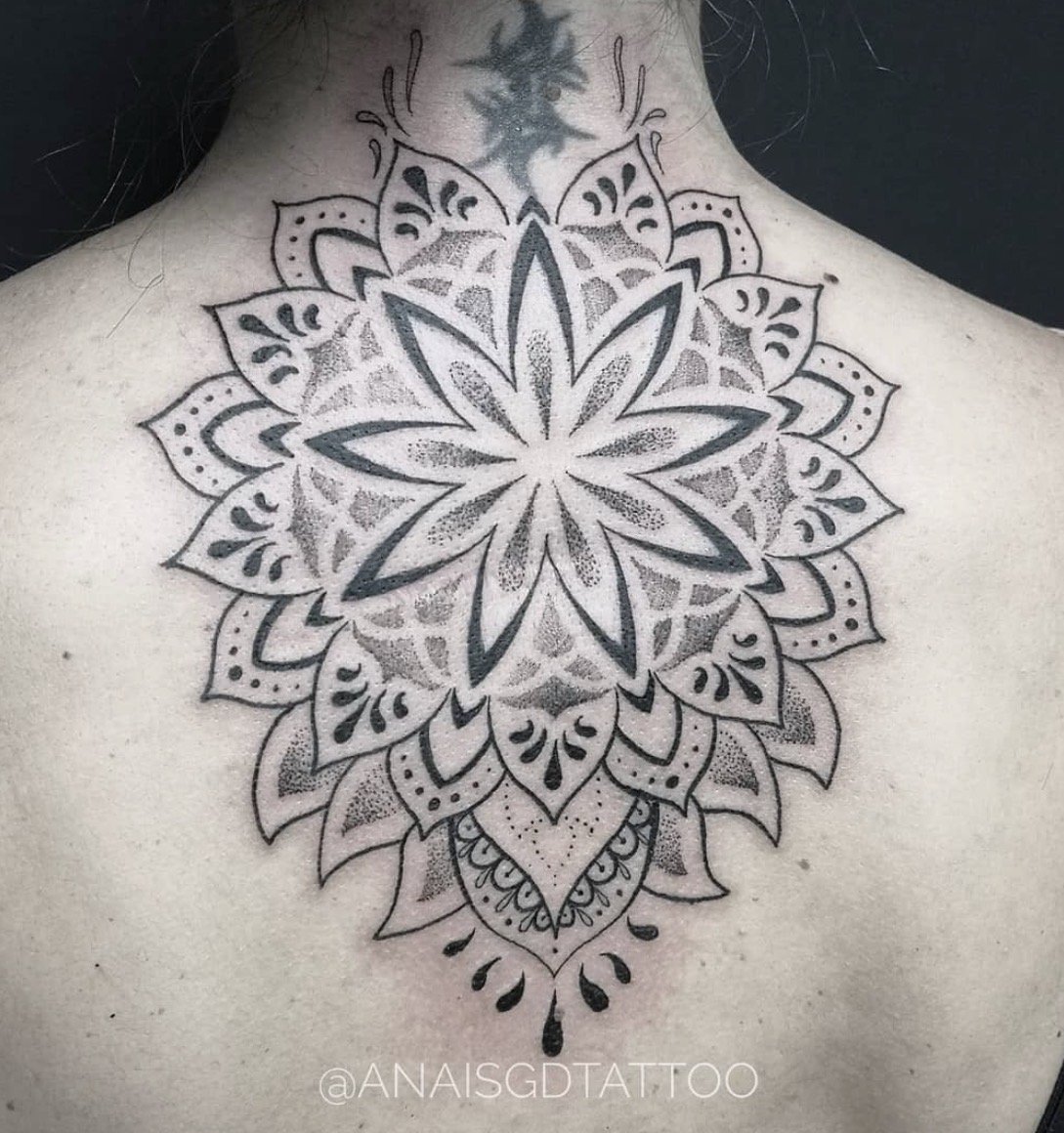 tatuaje geométrico espalda por anais gd en purezas tattoo gandía