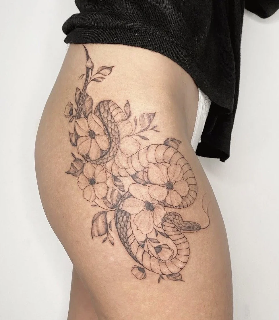tatuaje botánico flores cadera con serpiente 