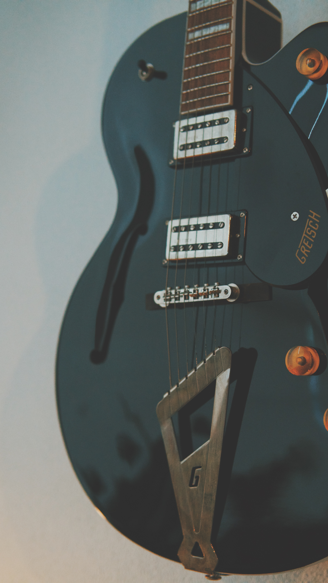 Detalle guitarra primer plano hall Purezas Tattoo Gandía