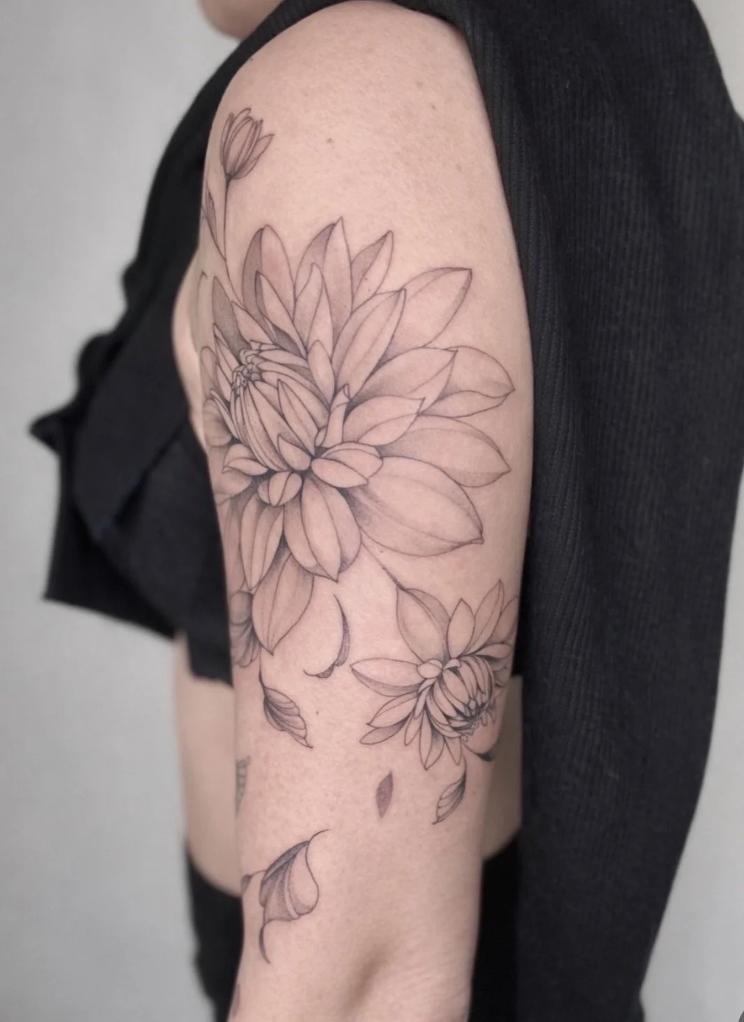 tatuaje botánico flor brazo