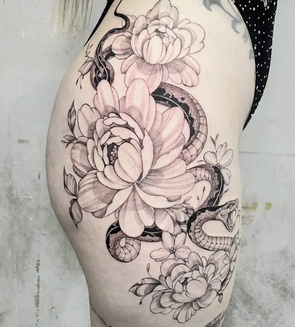 tatuaje botánico flores serpiente cadera