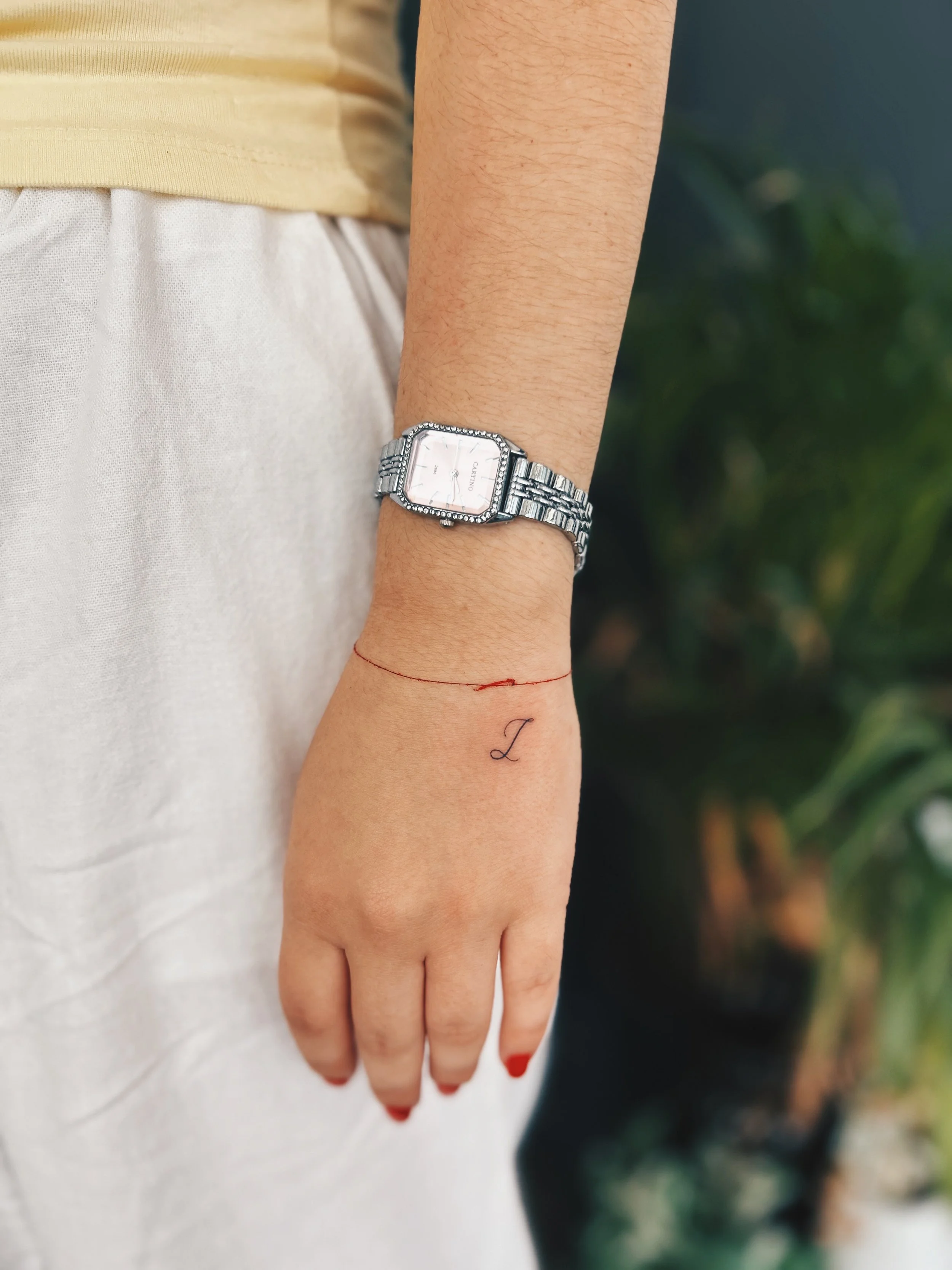 tatuaje fine line inicial mano