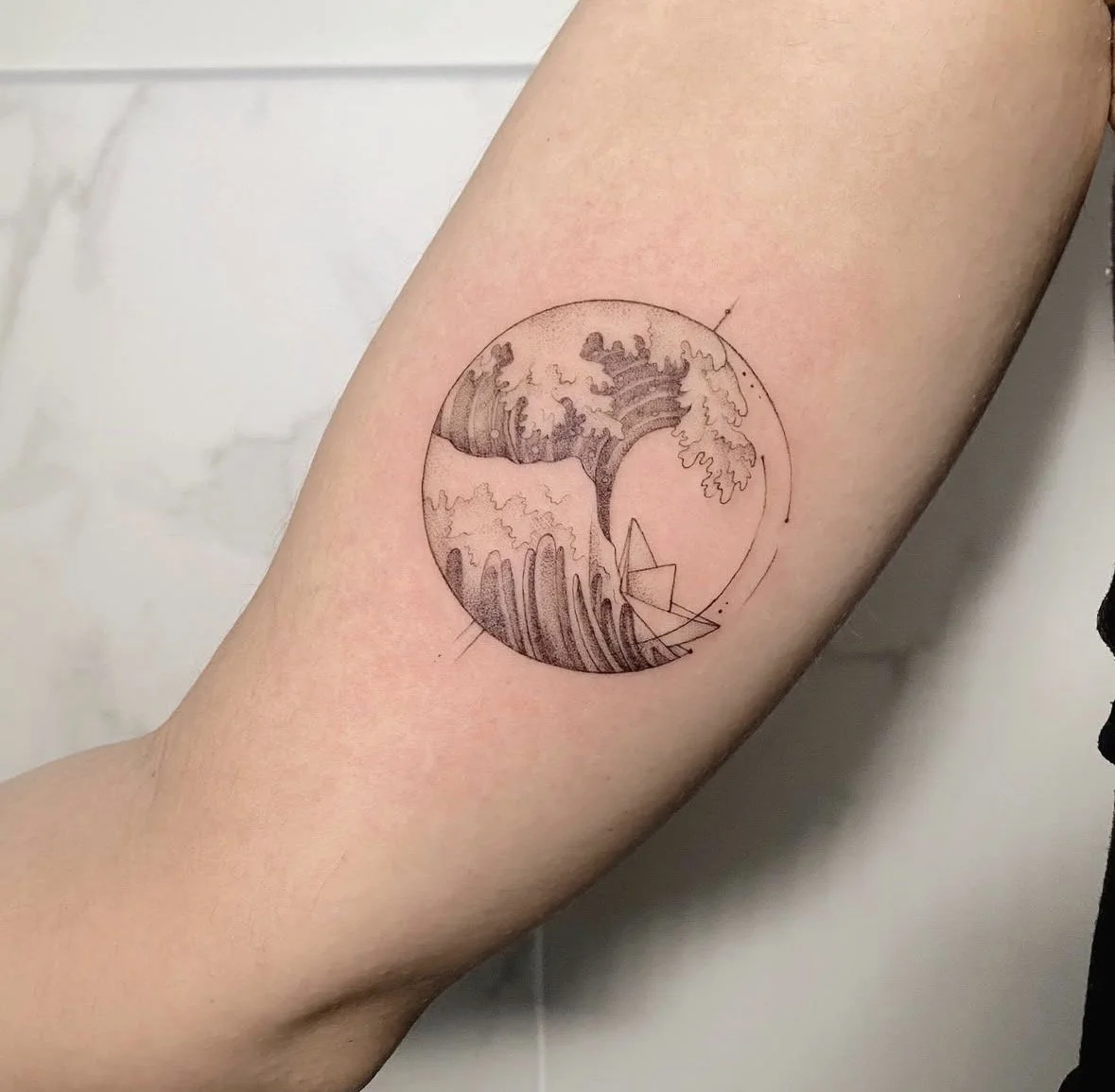 tatuaje fine line olas mar