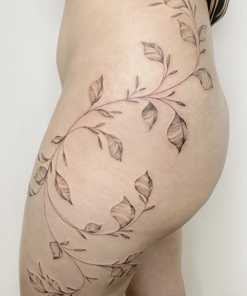 tatuaje botánico hojas cadera
