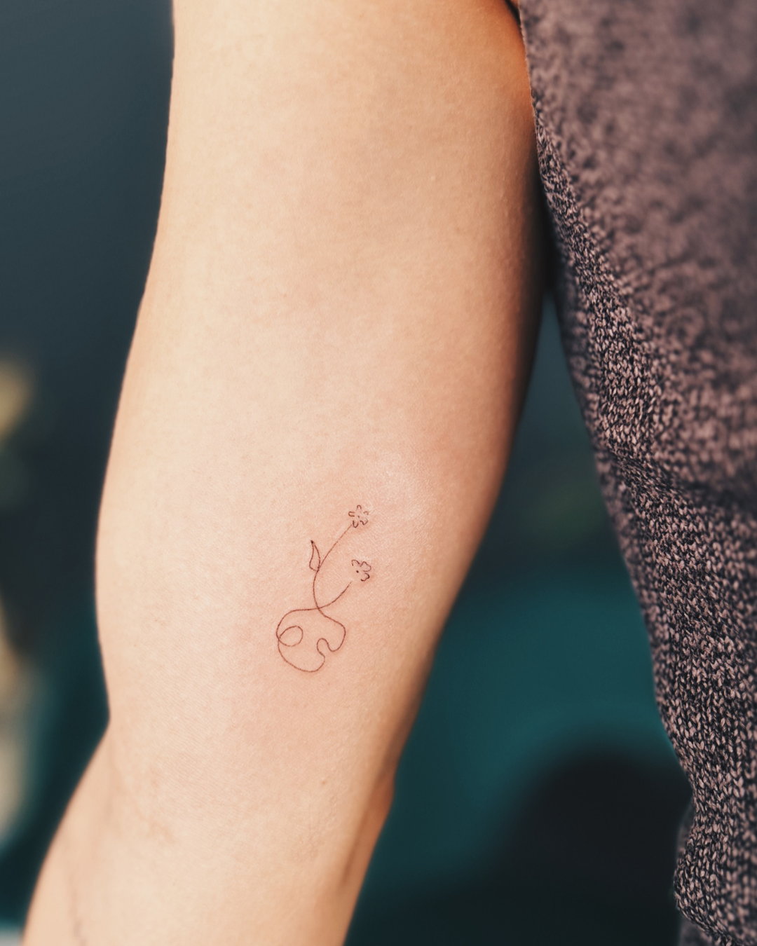 tatuaje fine line trufa perro