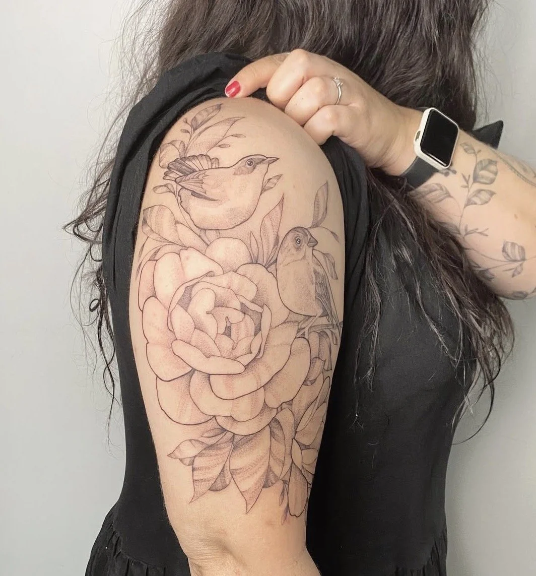 tatuaje botánico flores brazo con pájaros
