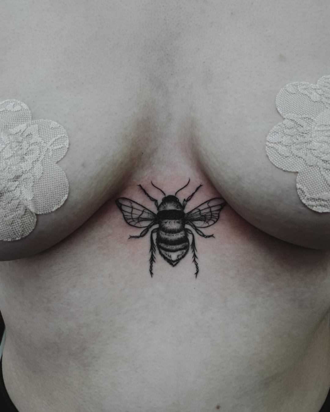 tatuaje blackwork abeja realizado para mariana pérez en purezas tattoo