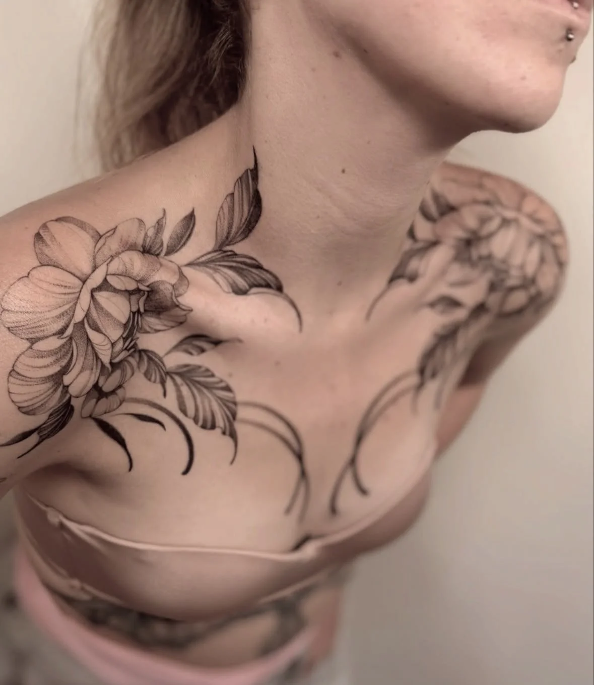 tatuaje botánico clavicula