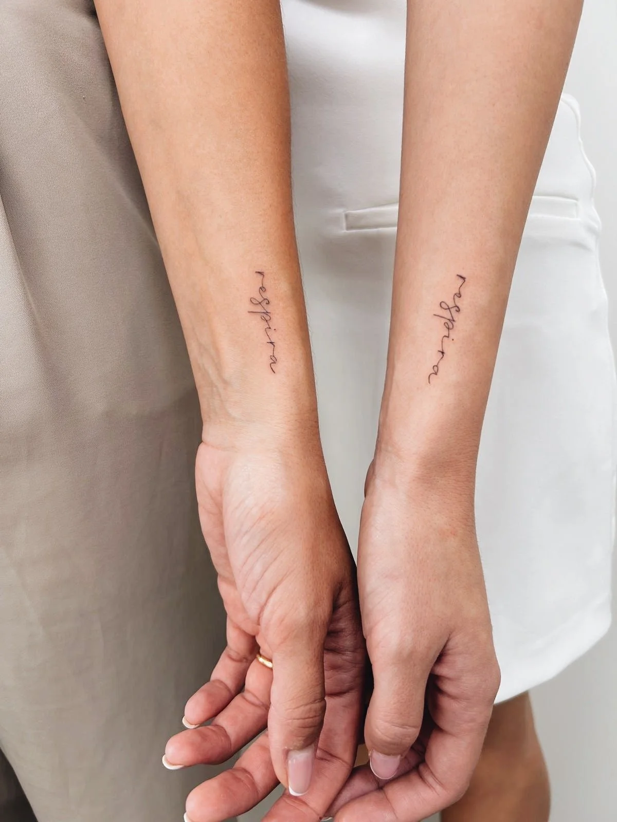 tatuaje fine line palabra amigas