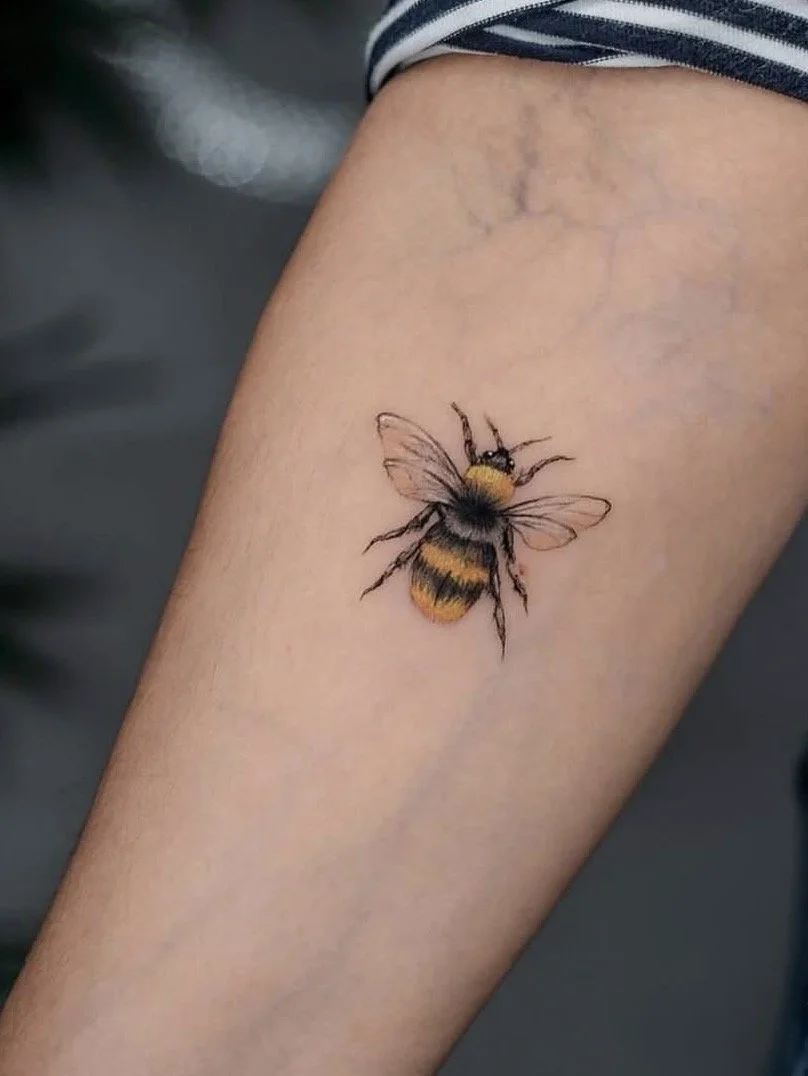 tatuaje microrealismo color abeja realizado en purezas tattoo gandía