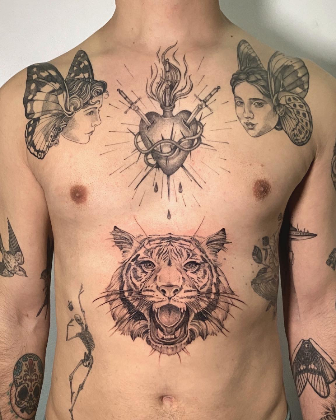 tatuaje ilustración torso por cristina ferrer en purezas tattoo gandía