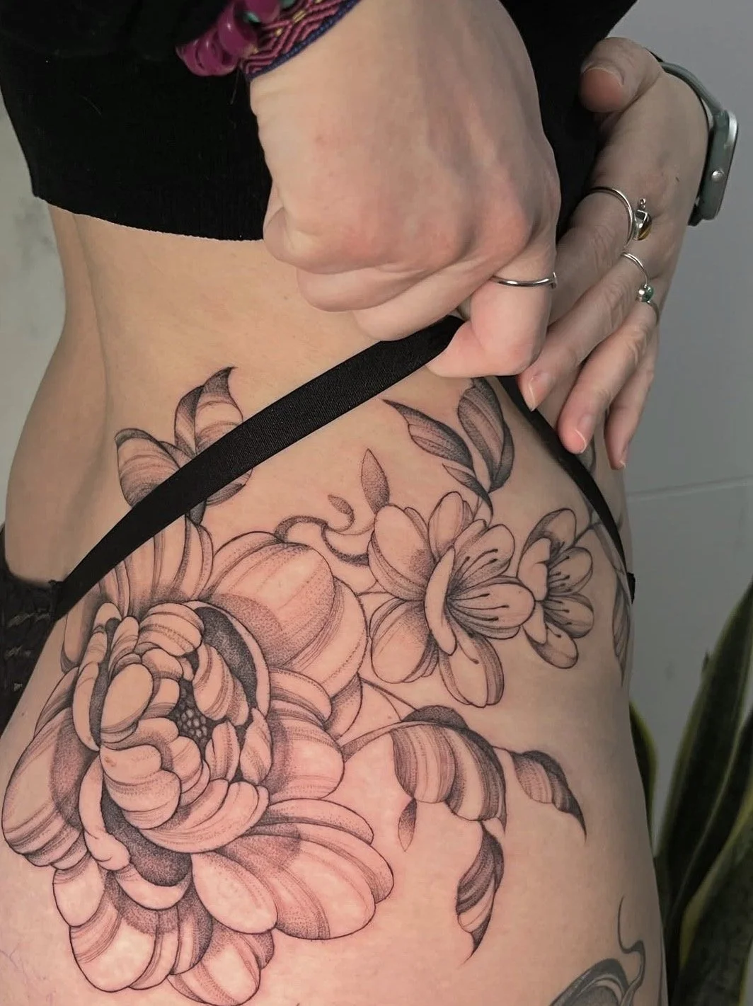 tatuaje botánico flores cadera