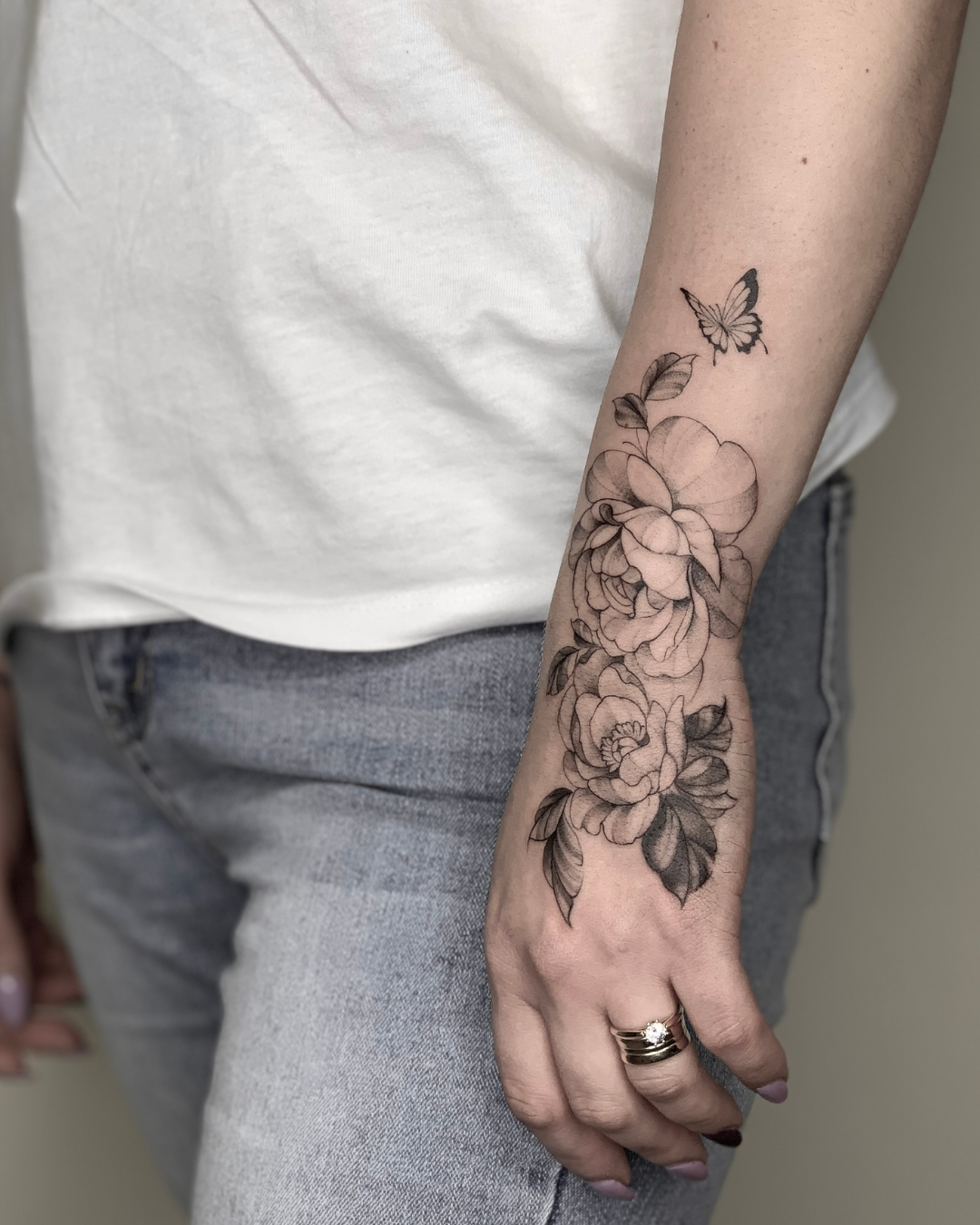 tatuaje botánico brazo por paula rosas en purezas tattoo gandía