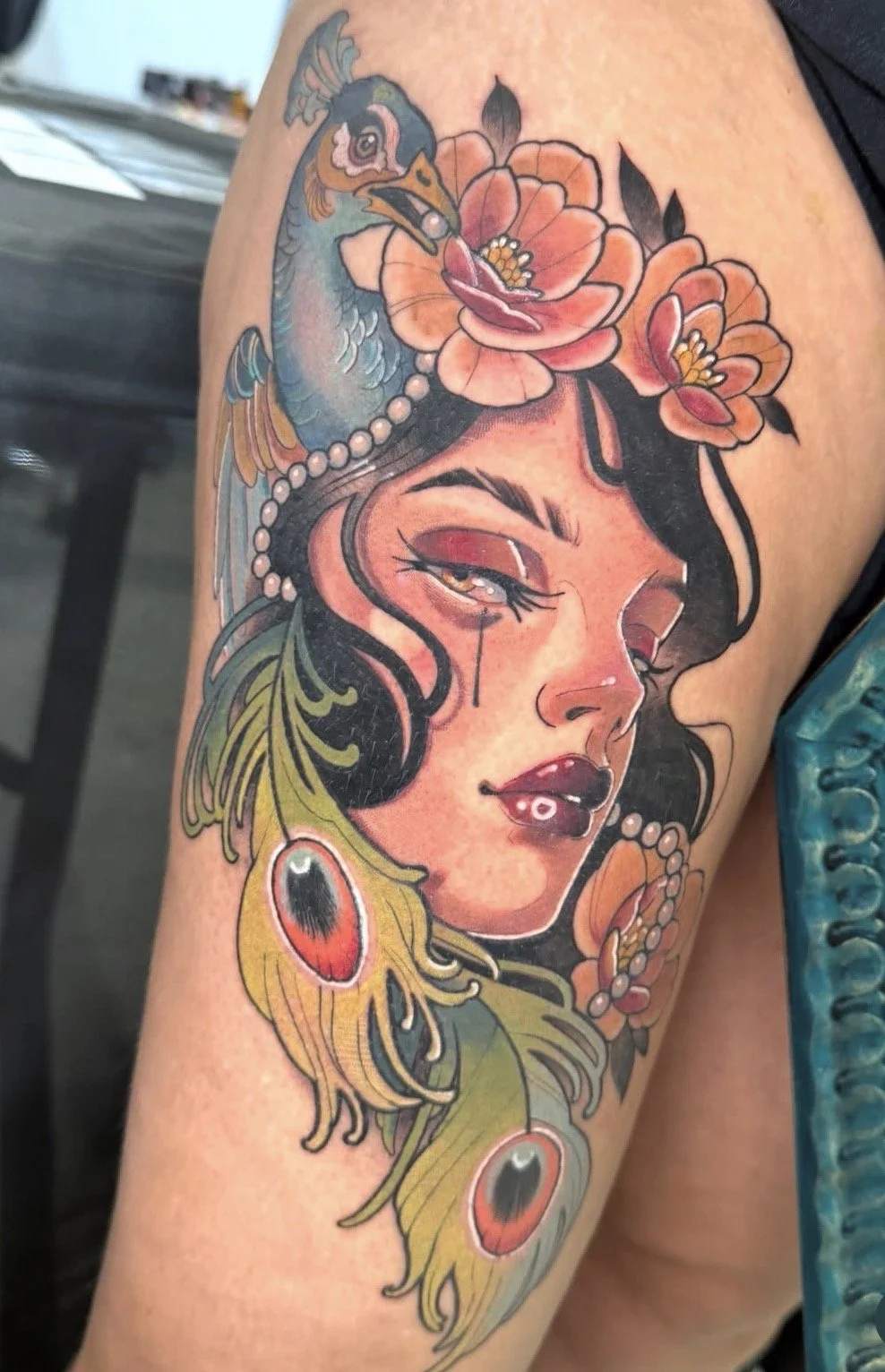 tatuaje neotradicional chica pierna