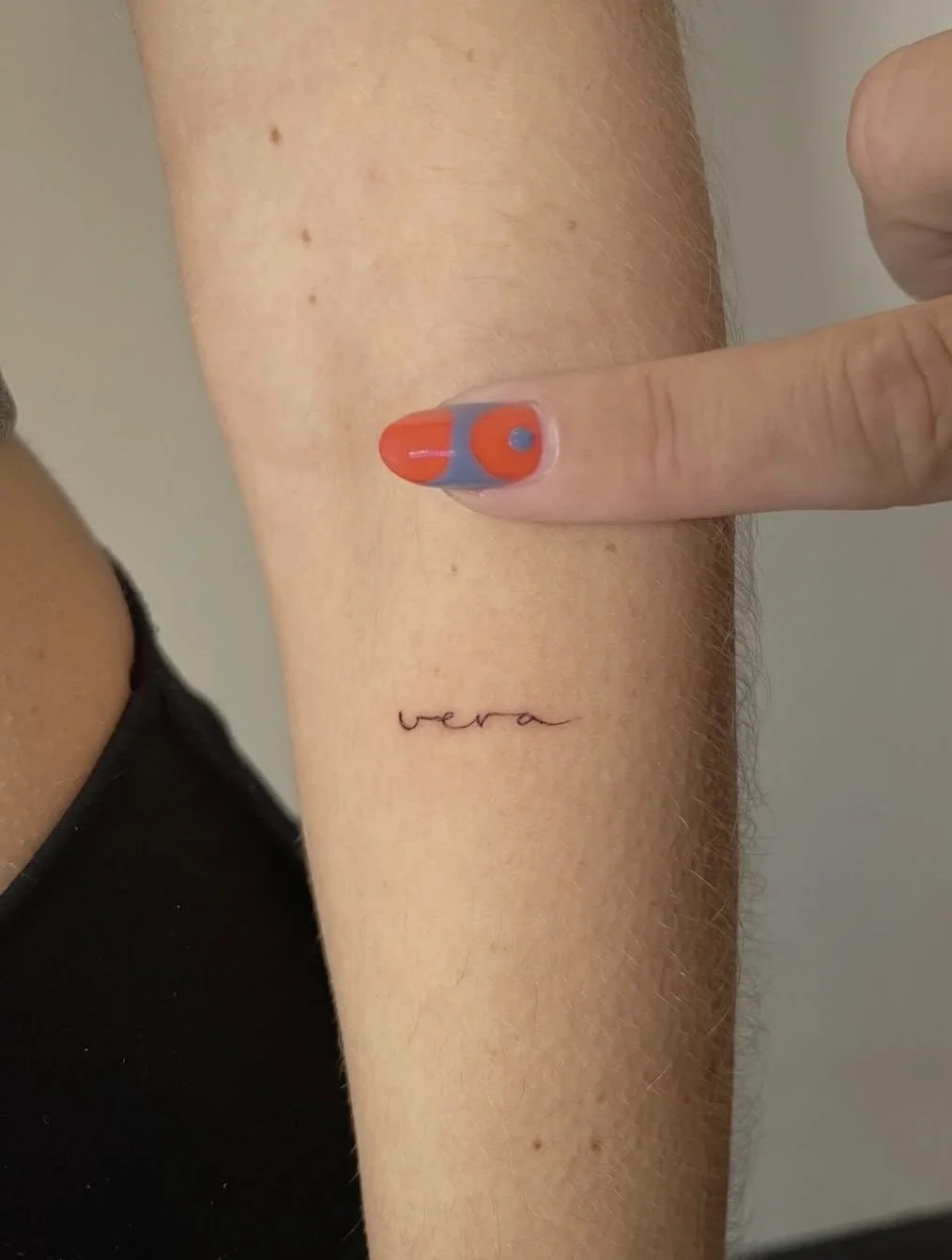 tatuaje fine line nombre