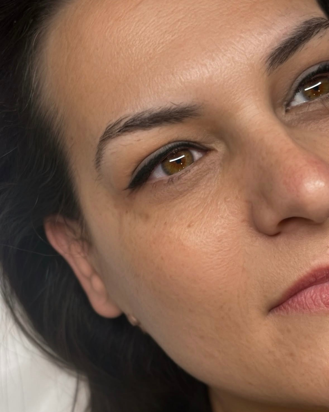 Resultado de micropigmentación de eyeliner para definir la mirada