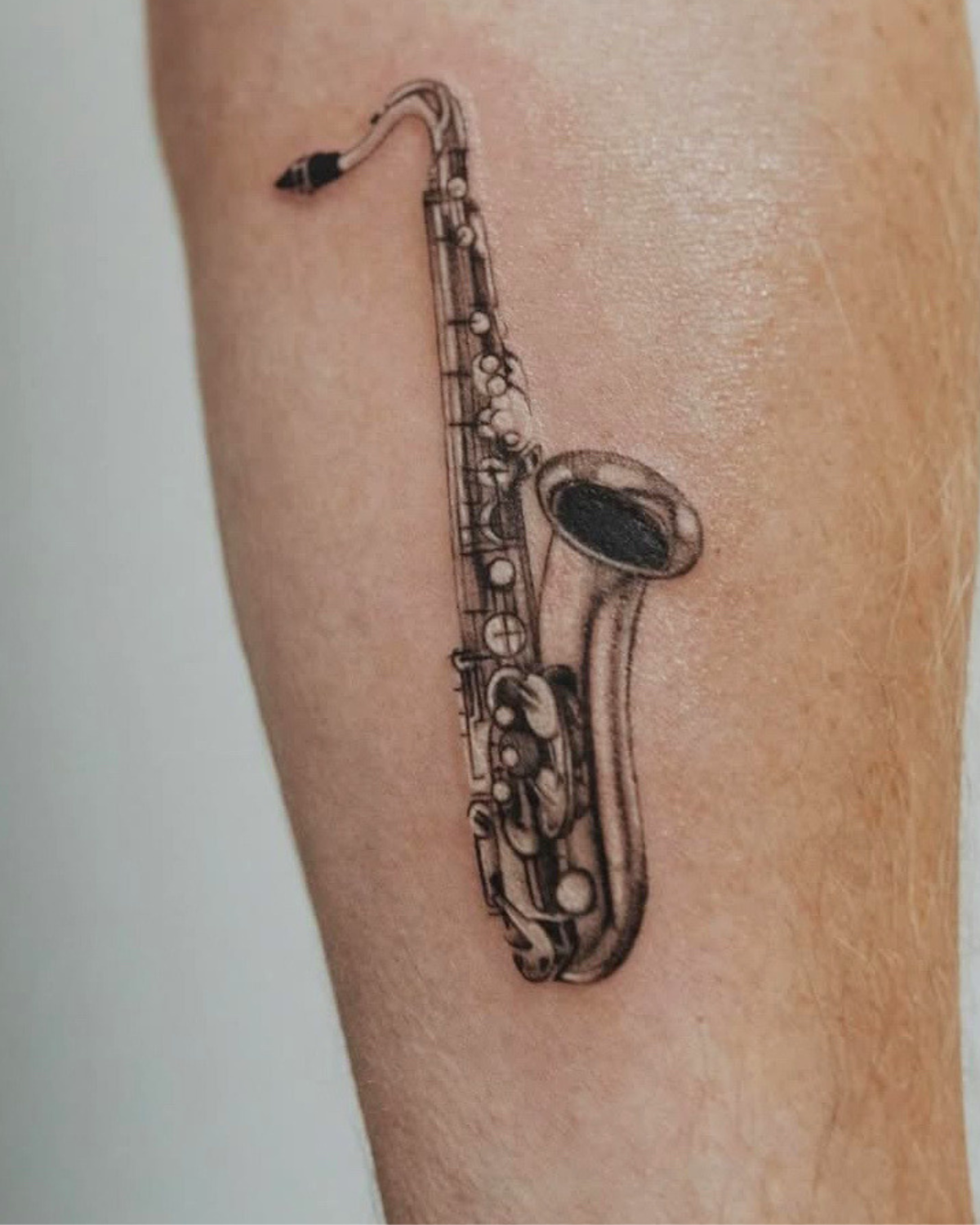 microrealismo saxofon realizado por manuela medina en purezas tattoo gandía