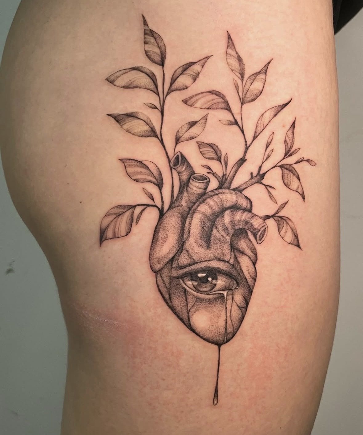 tatuaje ilustración corazón por cristina ferrer en purezas tattoo gandía