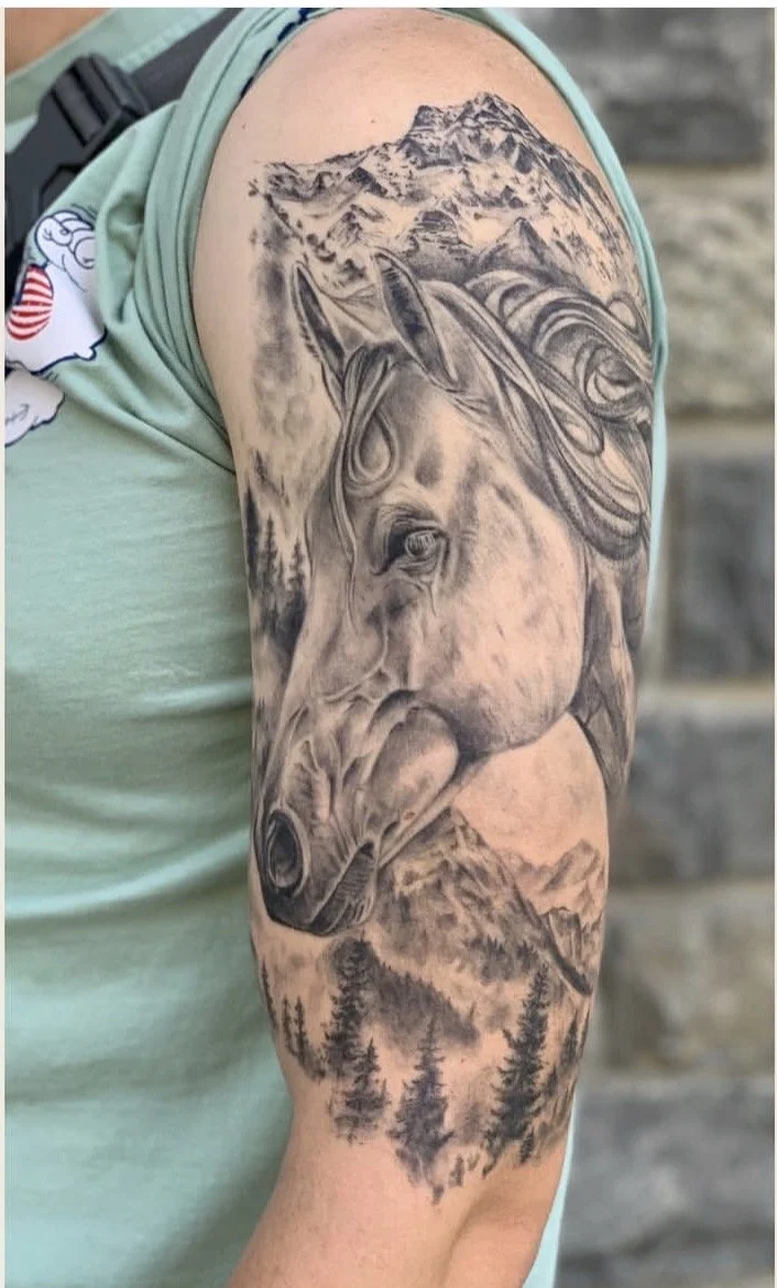 tatuaje caballo por paula rosas en purezas tattoo gandía