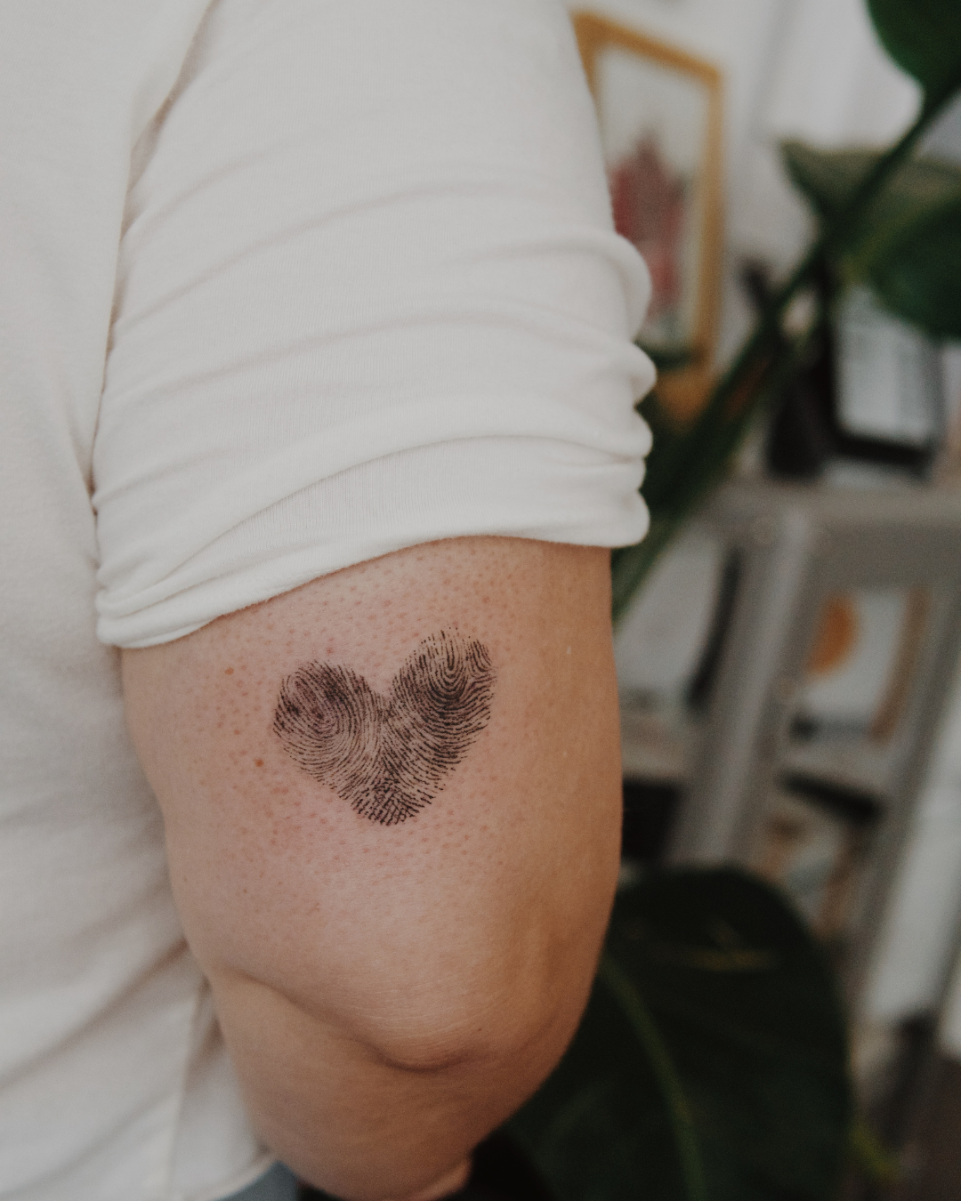 tatuaje fine line corazón huellas
