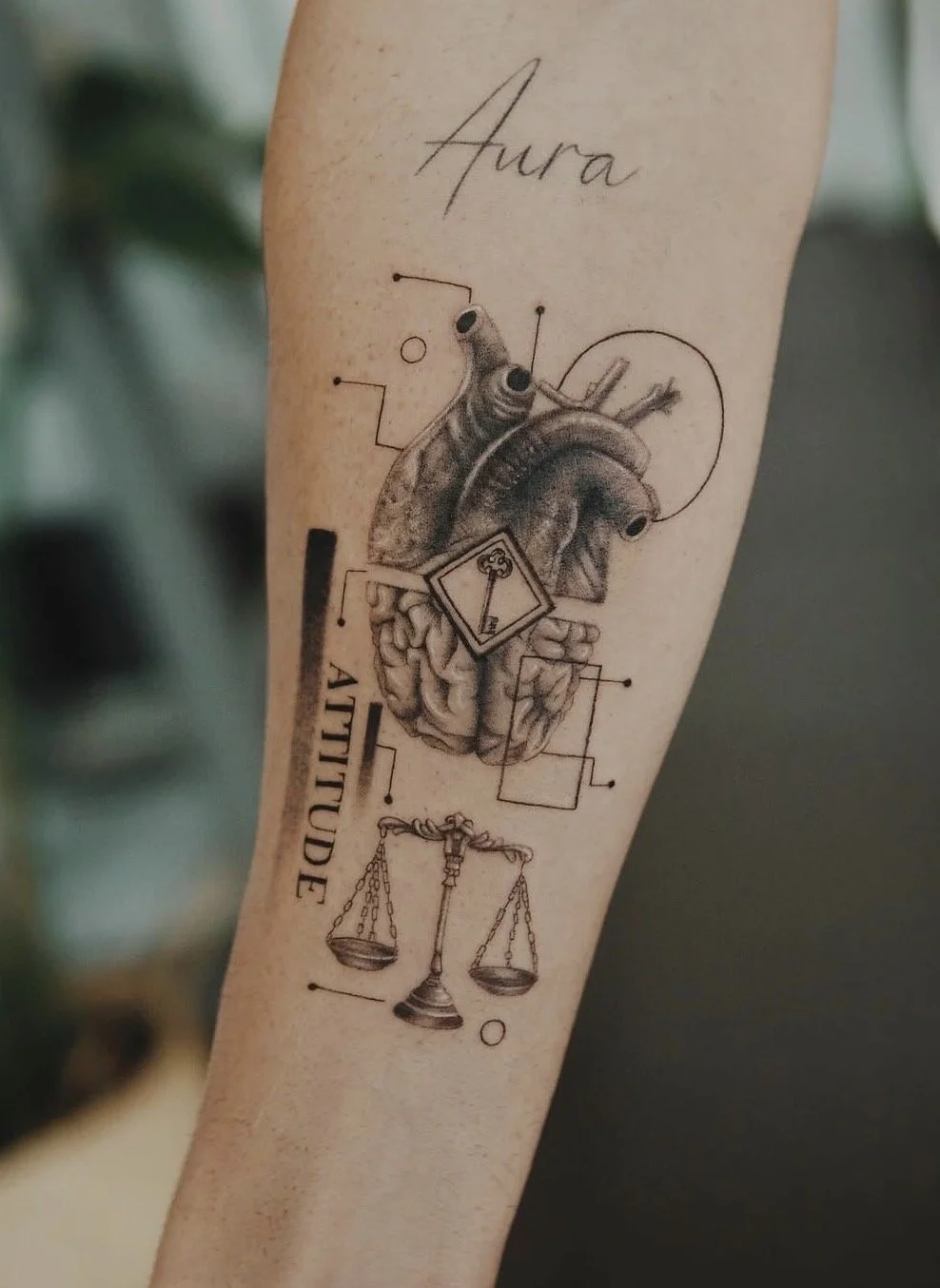 tatuaje conceptual corazón realizado por manuela medina en purezas tattoo gandía
