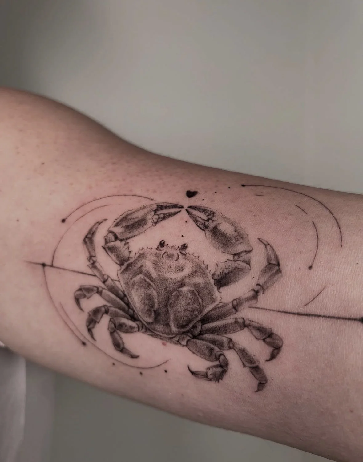 tatuaje cangrejo por paula rosas en purezas tattoo gandía