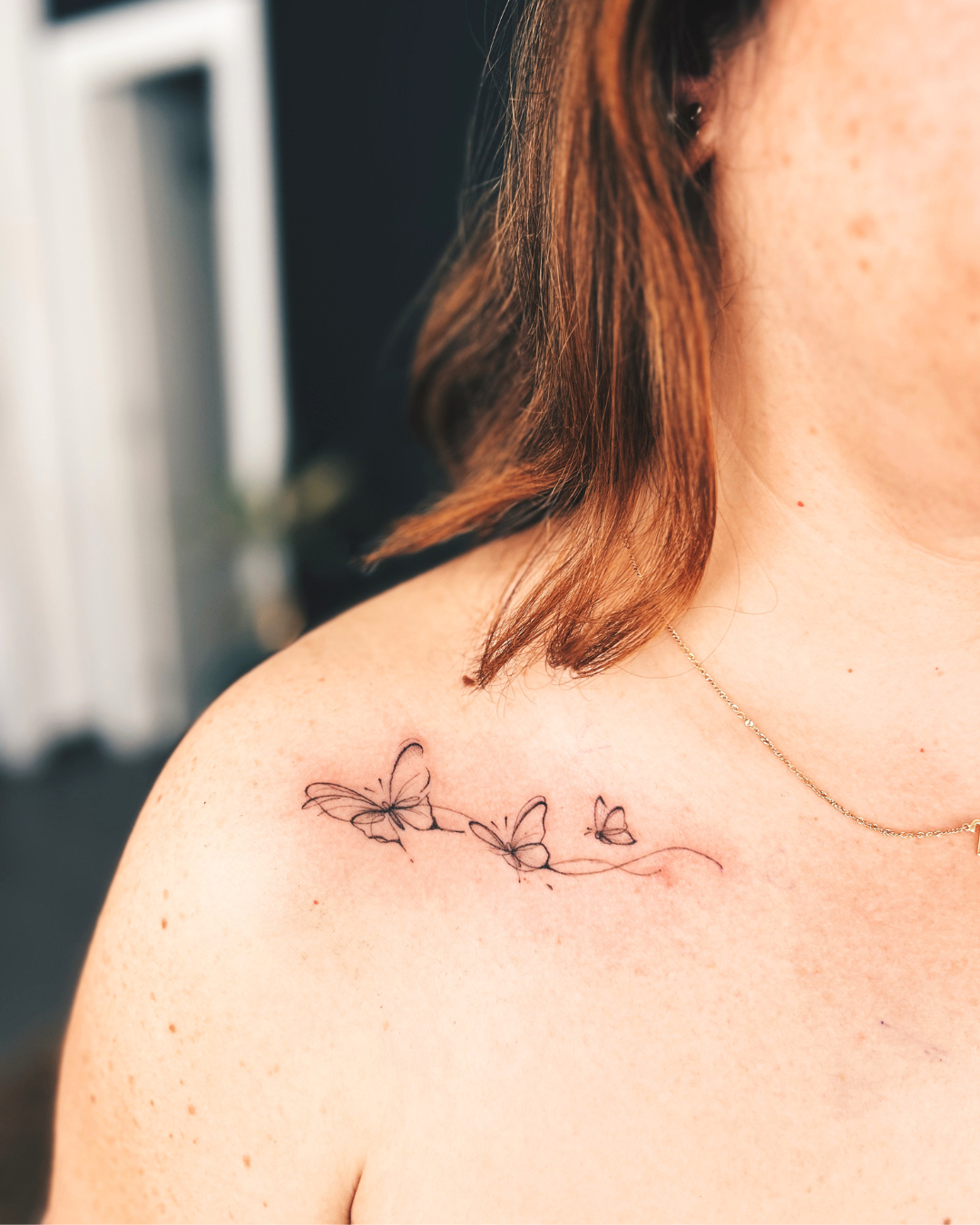 tatuaje fine line mariposas clavicula