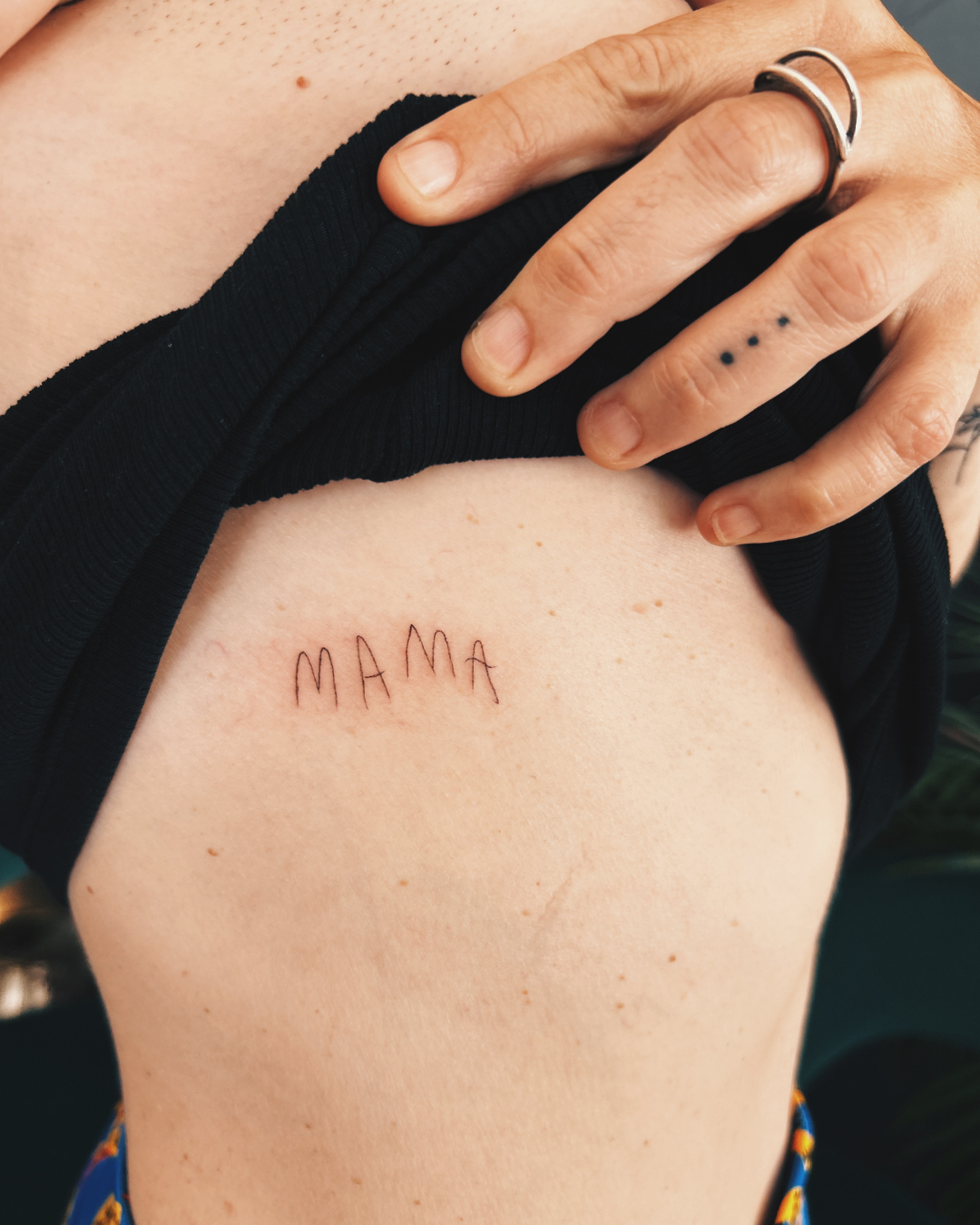 tatuaje fine line mamá