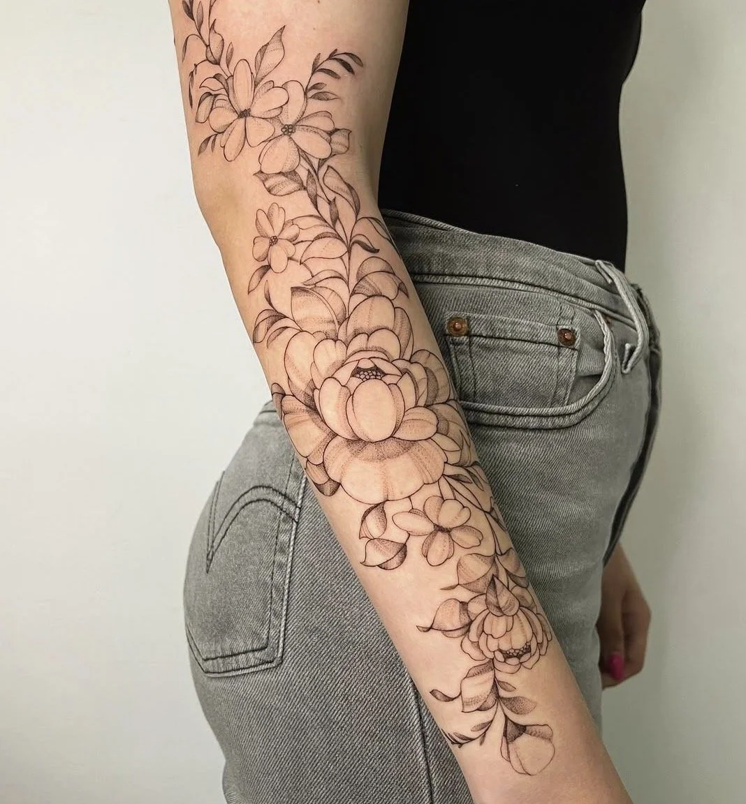 tatuaje botánico por cristina ferrer en purezas tattoo gandía