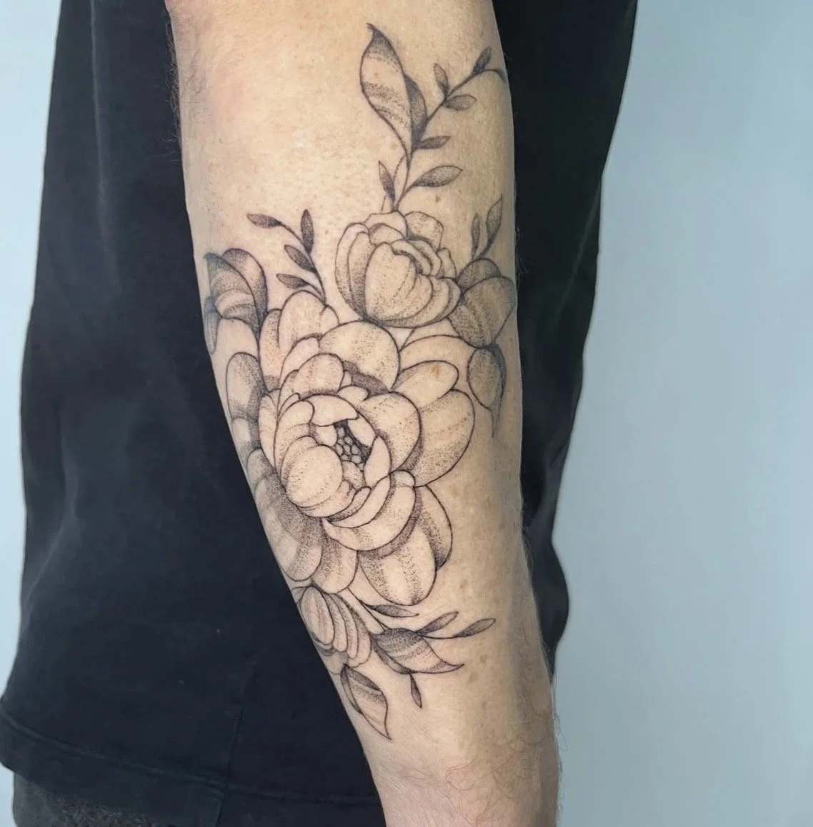 tatuaje botánico flores grandes brazo