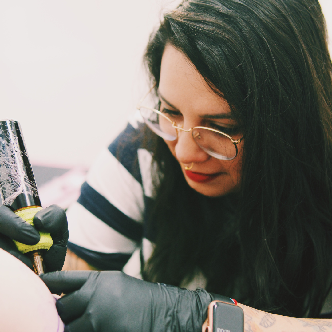 Thei Adams tatuadora Purezas Tattoo Gandía