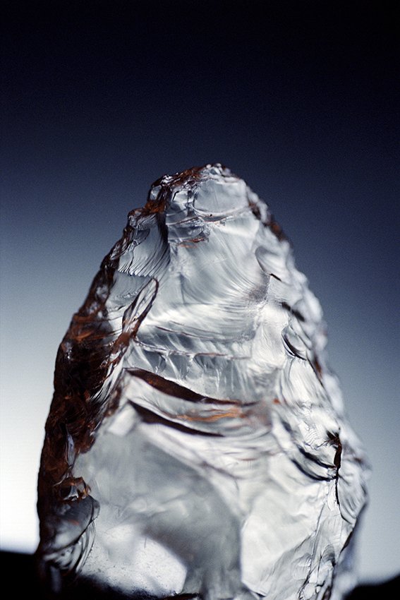 Icy Mountain, Biface en cristal de roche, Musée d’Archéologie Nationale de Saint-Germain-en-Laye, 2011