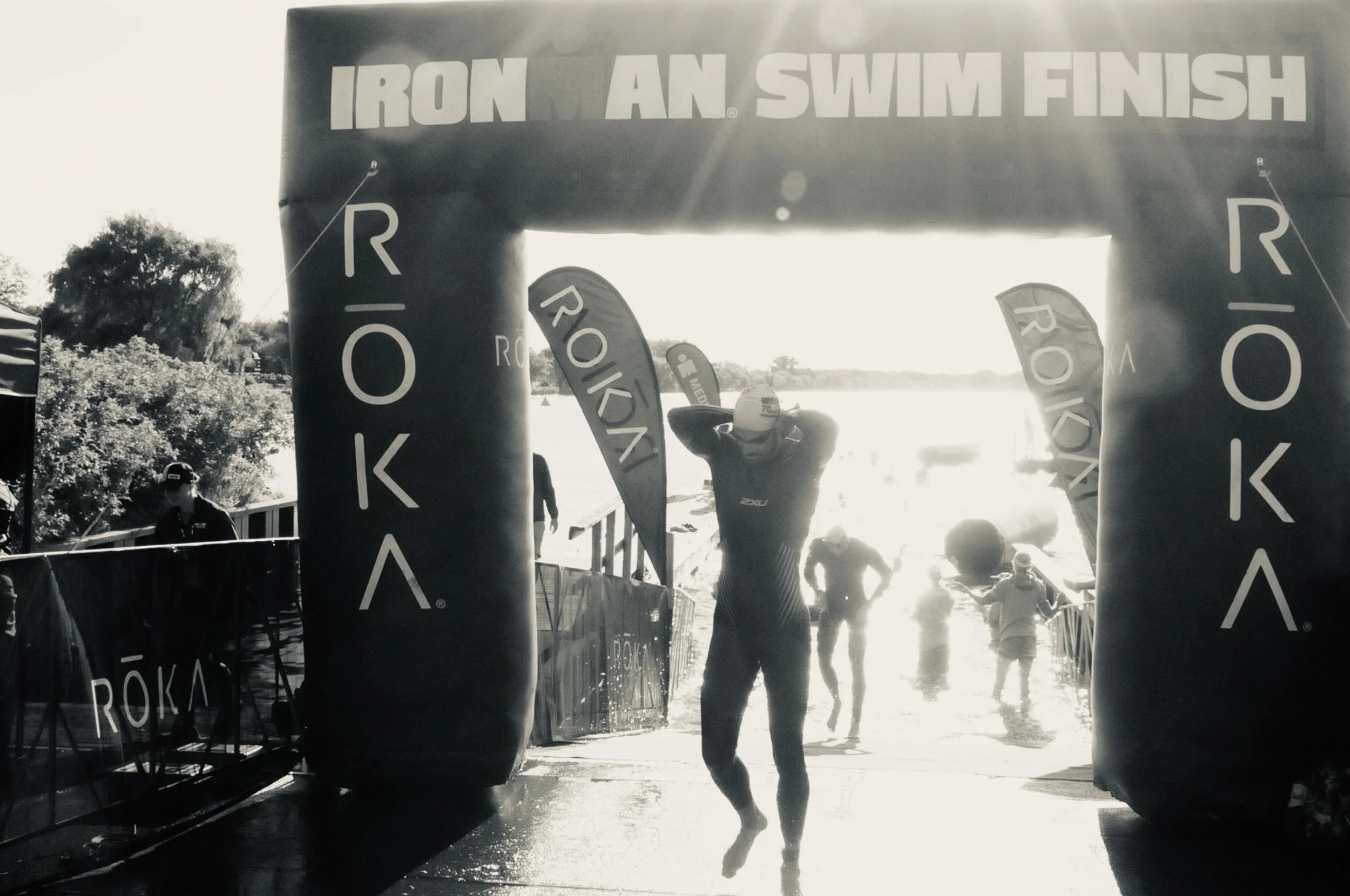 Ο Γιώργος βγαίνει από το νερό στον αγώνα Ironman 70.3 Musselman