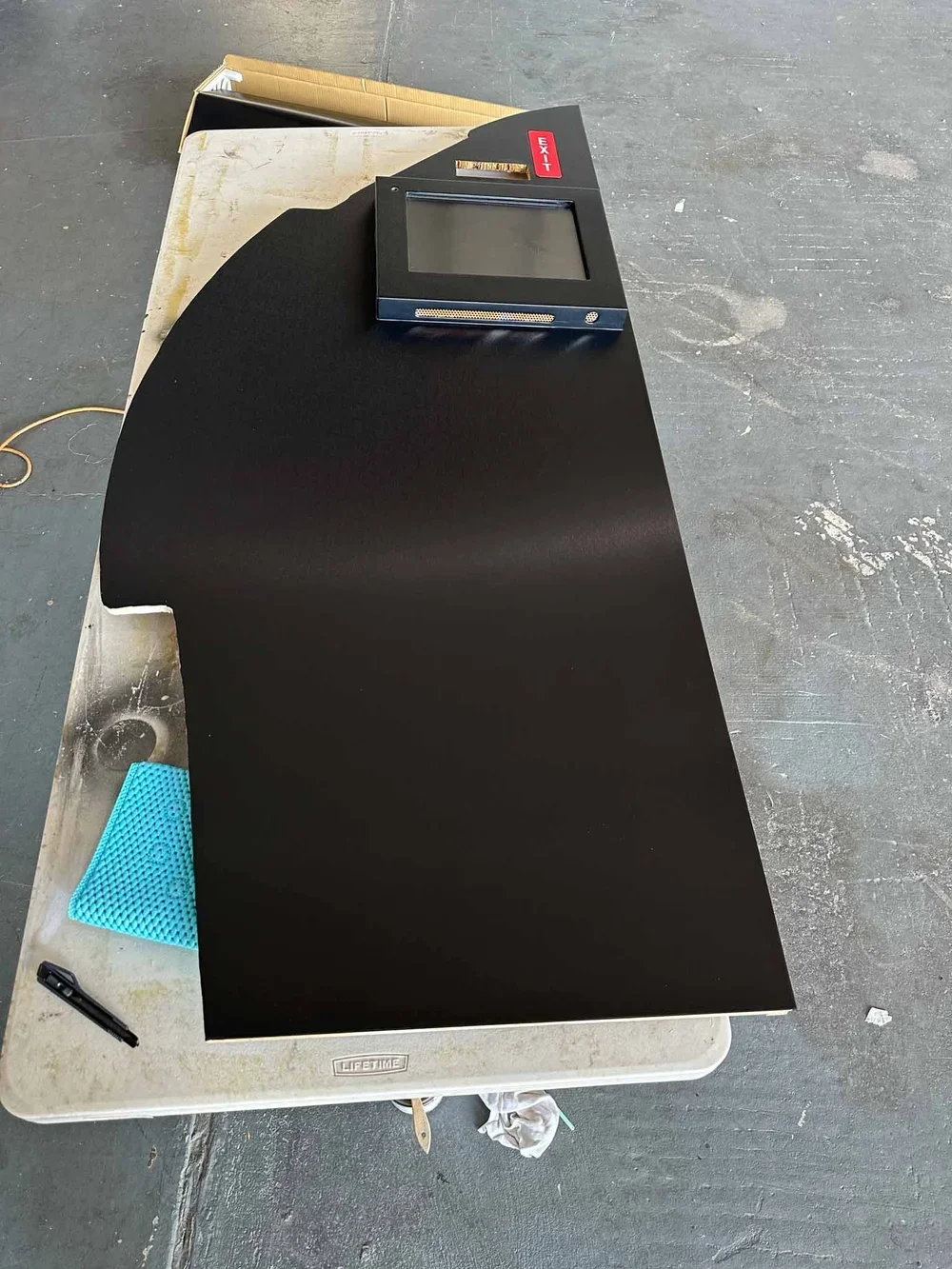 Falcon 900B bulkhead display screen after wrapped 3m di-noc me-1685