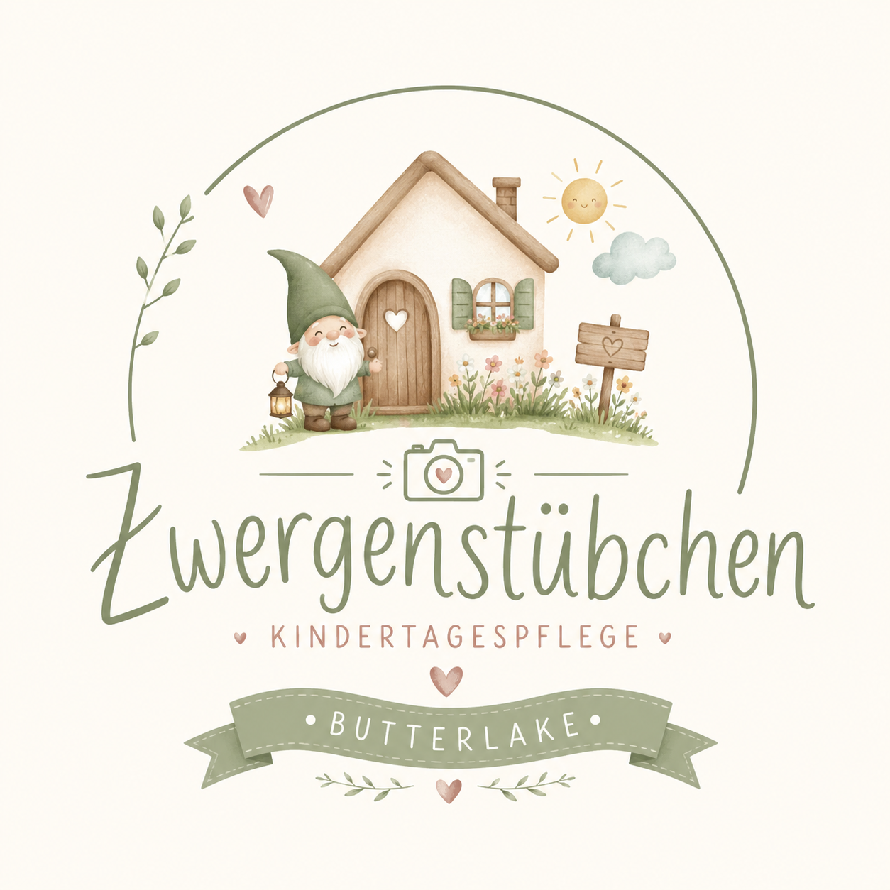 Illustration eines kleinen Hauses mit einem Zwerg und Blumen im Garten im Kinderstil, Sonnen- und Wolkensymbol, Text "Zwerge Stübchen Kindertagespflege Butterlake" mit Herzen und Dekorationen.