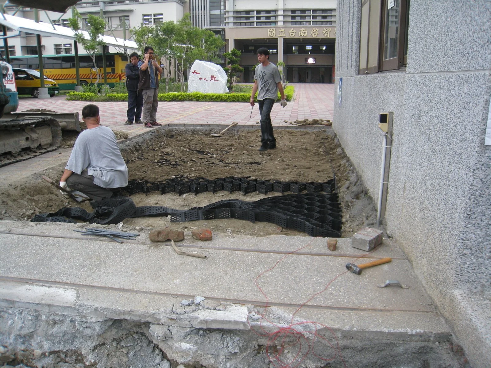 地工材料、導根板、阻根板、阻根毯、排水板、PVC導根板、HDPE導根板、雙凸、HDPE格框、防陷格網、格室