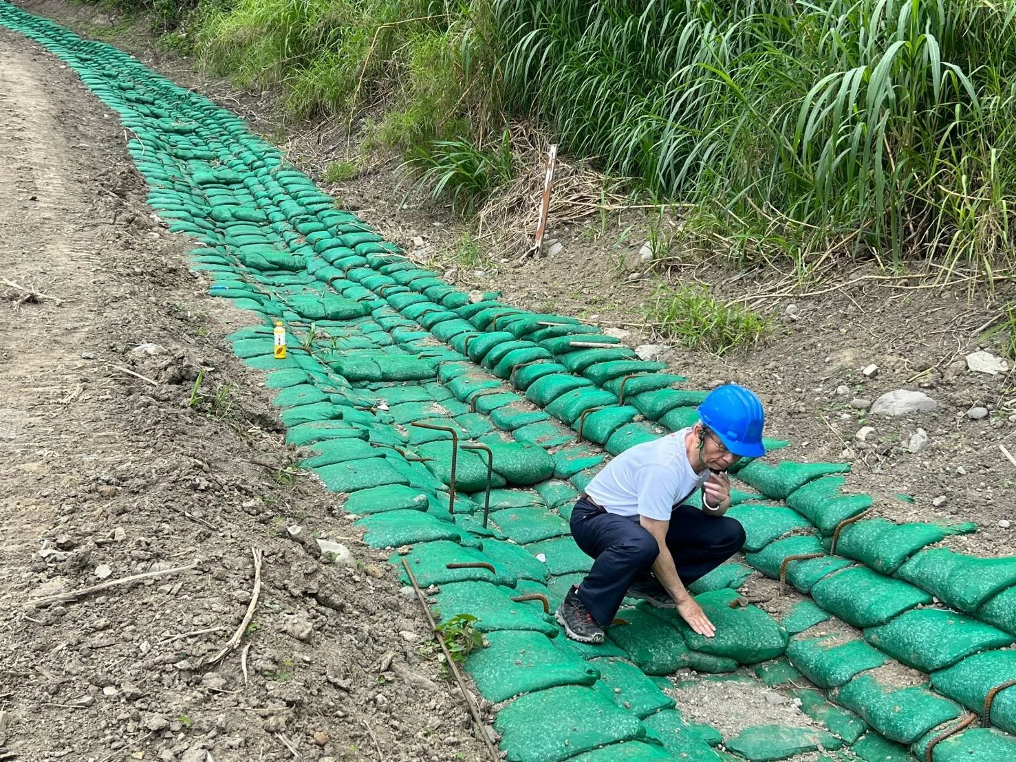 地工材料、水土保持、土包袋、PE袋、客土袋、 抗沖蝕網袋、網袋、土袋、太空袋、太空包、織布袋、土石龍袋、碎石袋、排水袋、預置式排水器、排水袋、片狀排水器、碎石包、碎石袋、固定框