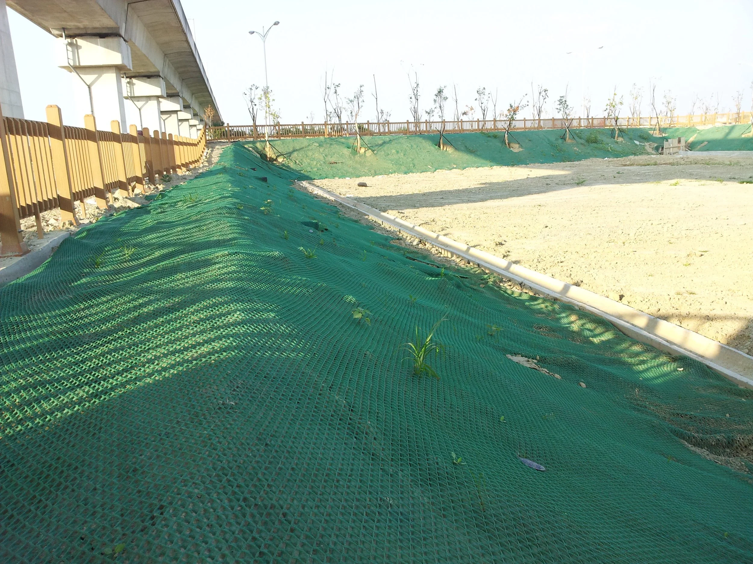 地工材料、水土保持、土包袋、PE袋、客土袋、 抗沖蝕網袋、網袋、土袋、太空袋、太空包、織布袋、土石龍袋、麻袋、麻布袋、麻纖維、麻、二手麻袋、椰纖、椰柱、椰龍、椰籠、椰子纖維、椰毯、椰纖毯、抗沖蝕網、植生網、邊坡包覆、邊坡防沖刷、水土保持