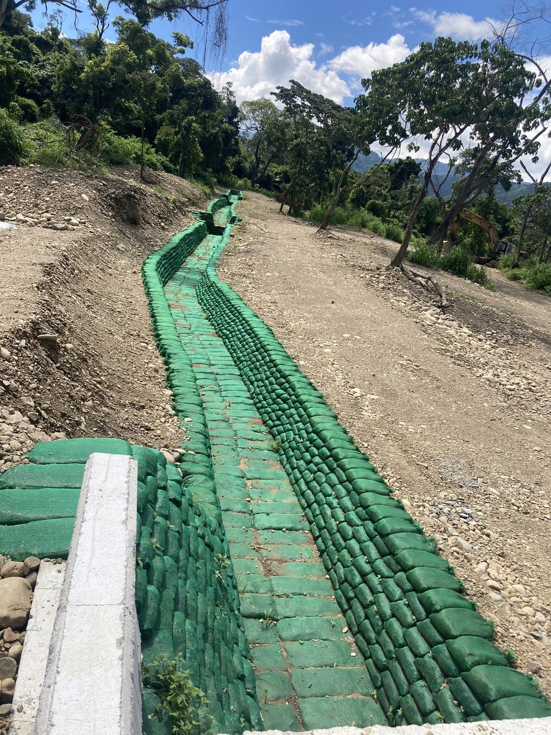 地工材料、水土保持、土包袋、PE袋、客土袋、 抗沖蝕網袋、網袋、土袋、太空袋、太空包、織布袋、土石龍袋、碎石袋、排水袋、預置式排水器、排水袋、片狀排水器、碎石包、碎石袋、固定框