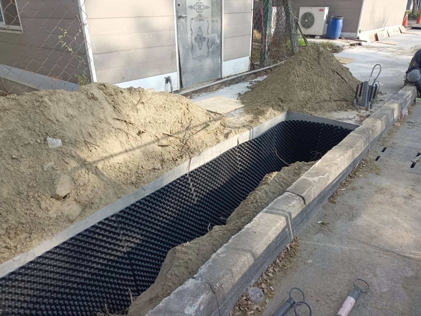 地工材料、導根板、阻根板、阻根毯、排水板、PVC導根板、HDPE導根板、雙凸