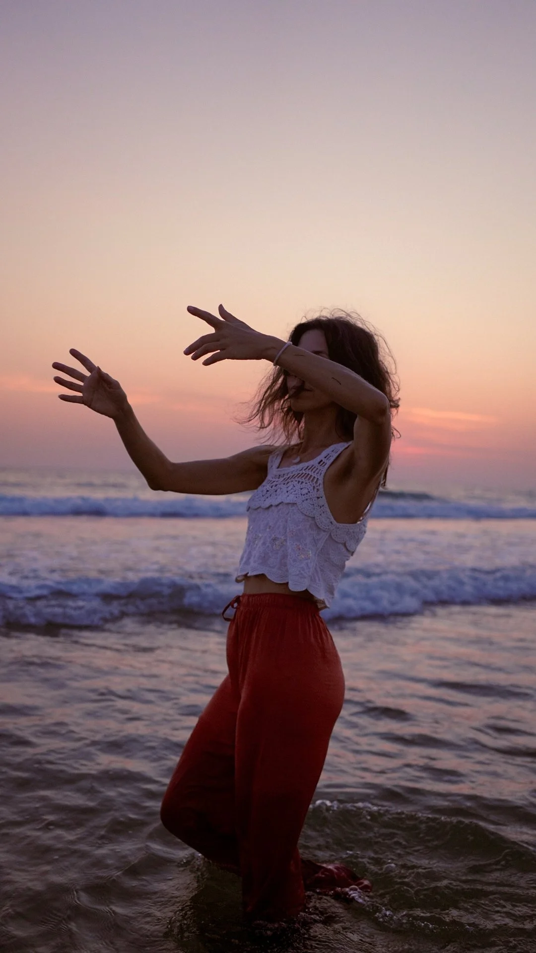 Éloïse dansant sur la plage au coucher du soleil, danse intuitive