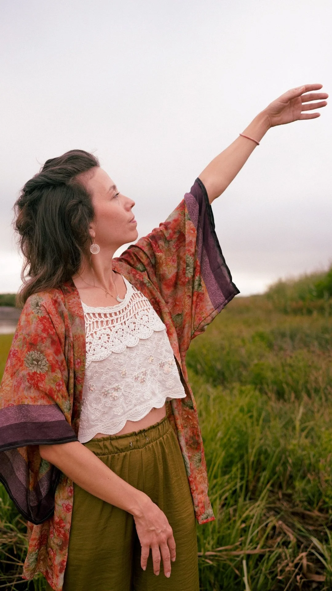 Femme en kimono dans les hautes herbes