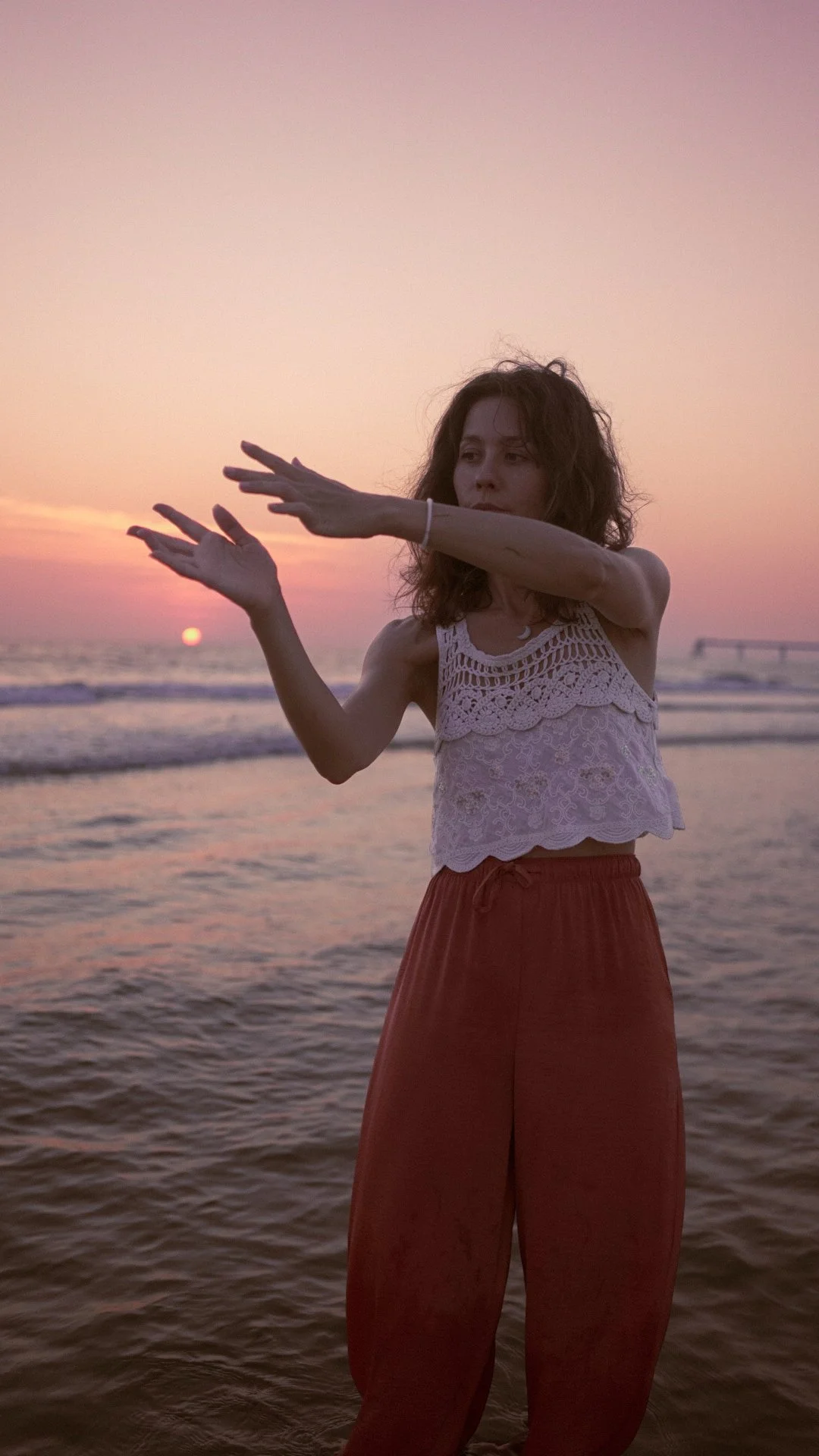 Femme en mouvement sur la plage, geste de danse intuitive