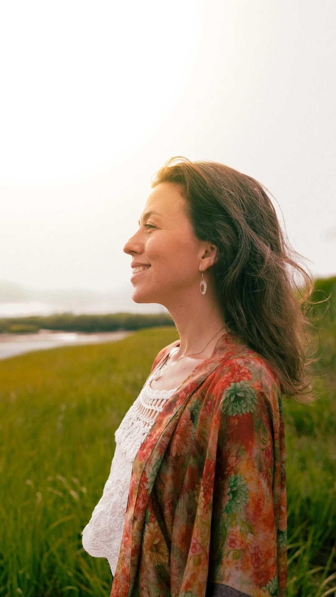 Éloïse Fabre-Perrin, thérapeute psychocorporelle, portrait de profil dans la nature