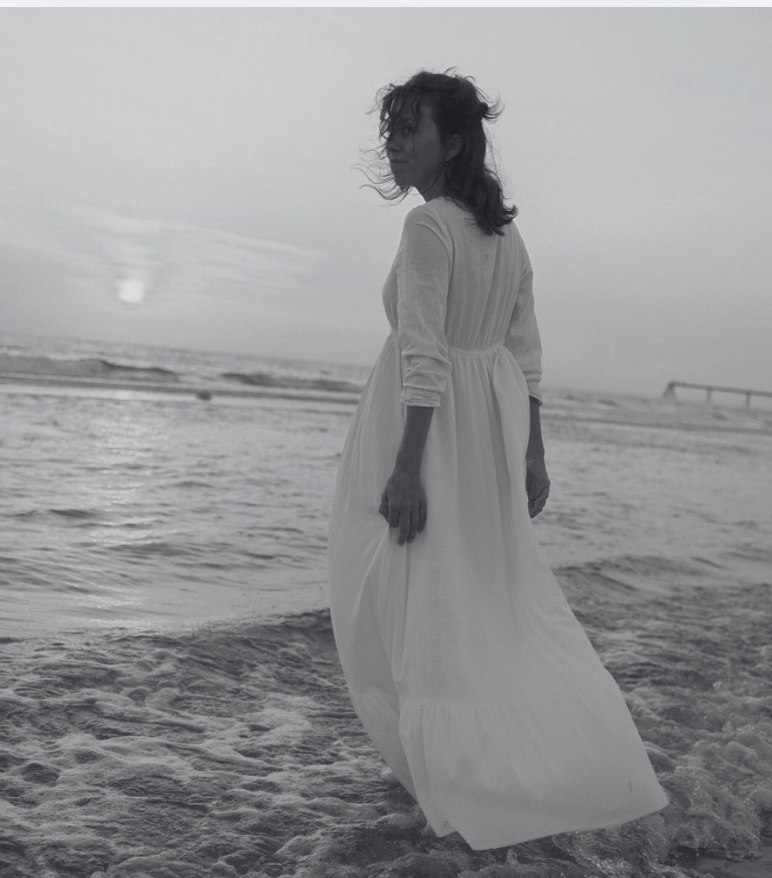 Femme en mouvement sur la plage, danse intuitive